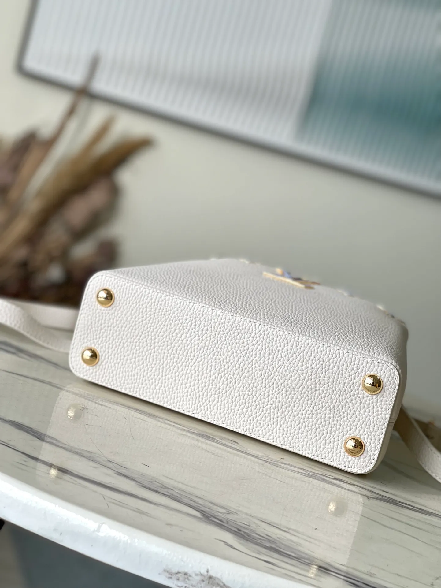 💰2460 (Special grade original leather) M23331/M48865 white with white mother-of-pearl corolla. This Capucines Flower Crown handbag is made of full-grain Taurillon leather and is embellished with Monogram flowers. Each flower is made of exquisite shells. The LV logo and the flowers echo each other, giving this feminine handbag a jewel-like luster. Use the detachable shoulder strap cleverly. You can switch it as a crossbody. Size: 27 * 18*9cm