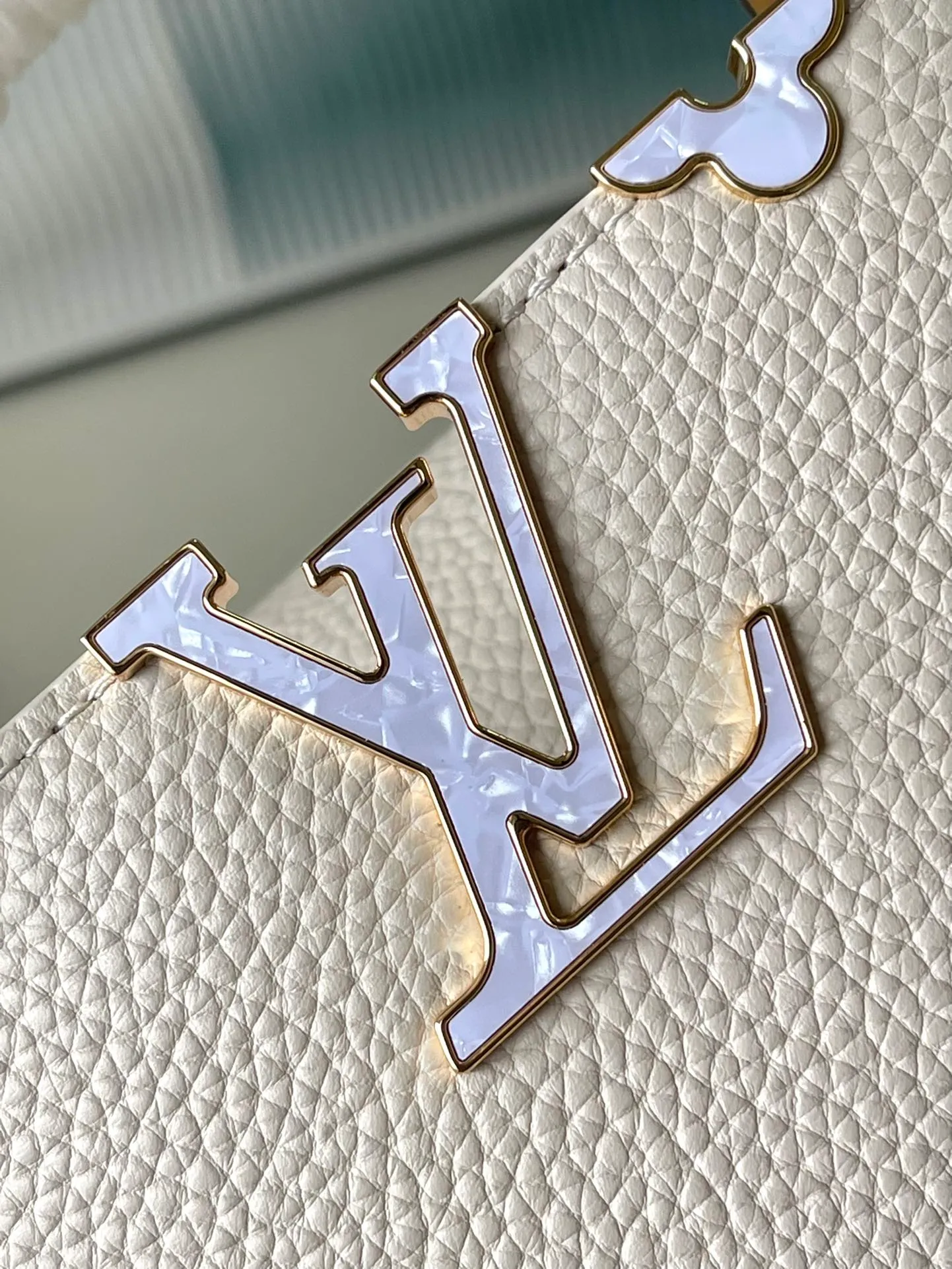 💰2460 (Special grade original leather) M23331/M48865 white with white mother-of-pearl corolla. This Capucines Flower Crown handbag is made of full-grain Taurillon leather and is embellished with Monogram flowers. Each flower is made of exquisite shells. The LV logo and the flowers echo each other, giving this feminine handbag a jewel-like luster. Use the detachable shoulder strap cleverly. You can switch it as a crossbody. Size: 27 * 18*9cm
