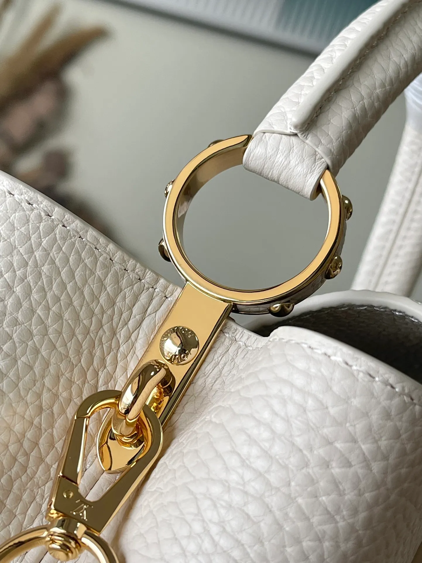 💰2460 (Special grade original leather) M23331/M48865 white with white mother-of-pearl corolla. This Capucines Flower Crown handbag is made of full-grain Taurillon leather and is embellished with Monogram flowers. Each flower is made of exquisite shells. The LV logo and the flowers echo each other, giving this feminine handbag a jewel-like luster. Use the detachable shoulder strap cleverly. You can switch it as a crossbody. Size: 27 * 18*9cm