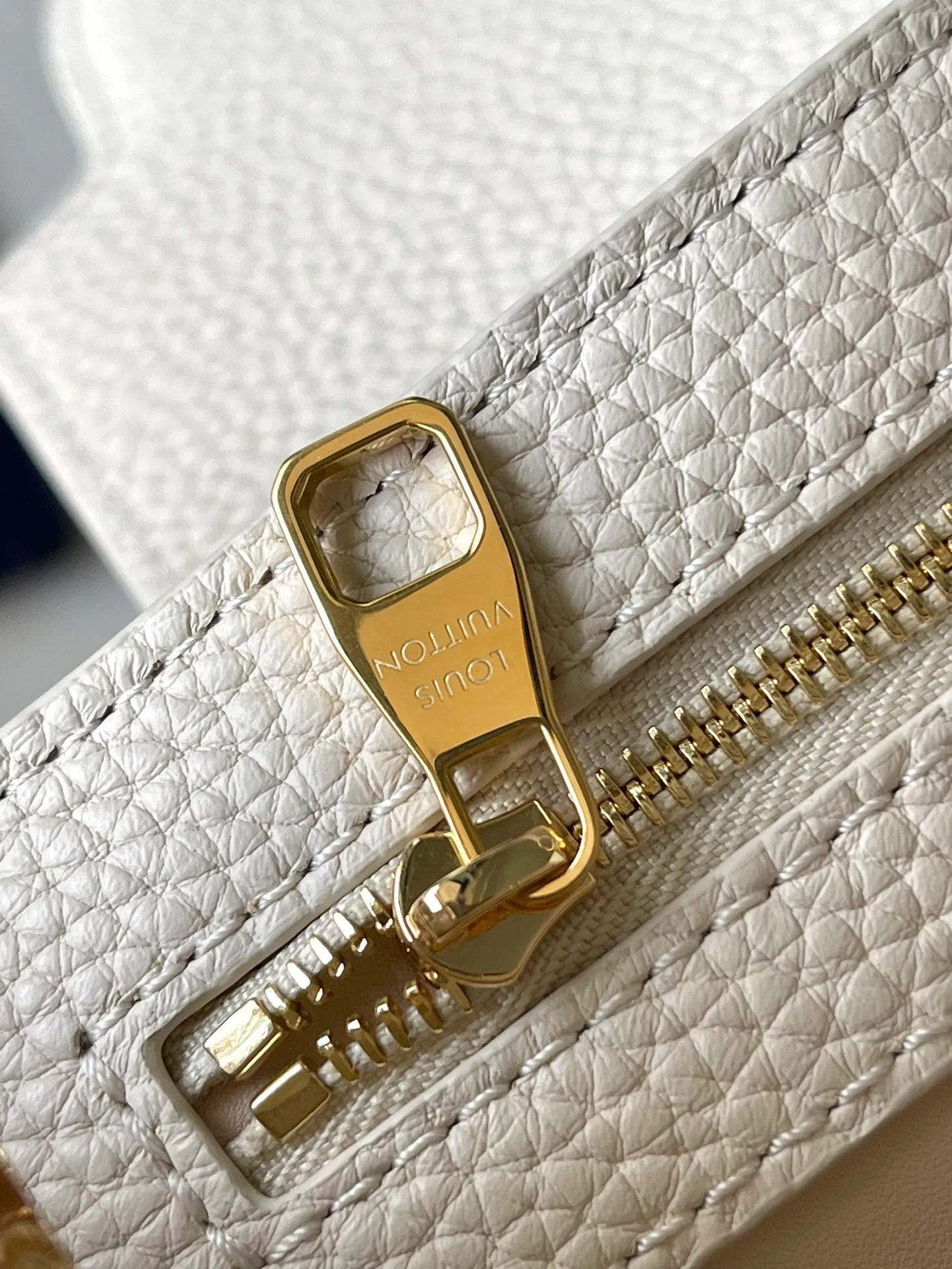 💰2460 (Special grade original leather) M23331/M48865 white with white mother-of-pearl corolla. This Capucines Flower Crown handbag is made of full-grain Taurillon leather and is embellished with Monogram flowers. Each flower is made of exquisite shells. The LV logo and the flowers echo each other, giving this feminine handbag a jewel-like luster. Use the detachable shoulder strap cleverly. You can switch it as a crossbody. Size: 27 * 18*9cm