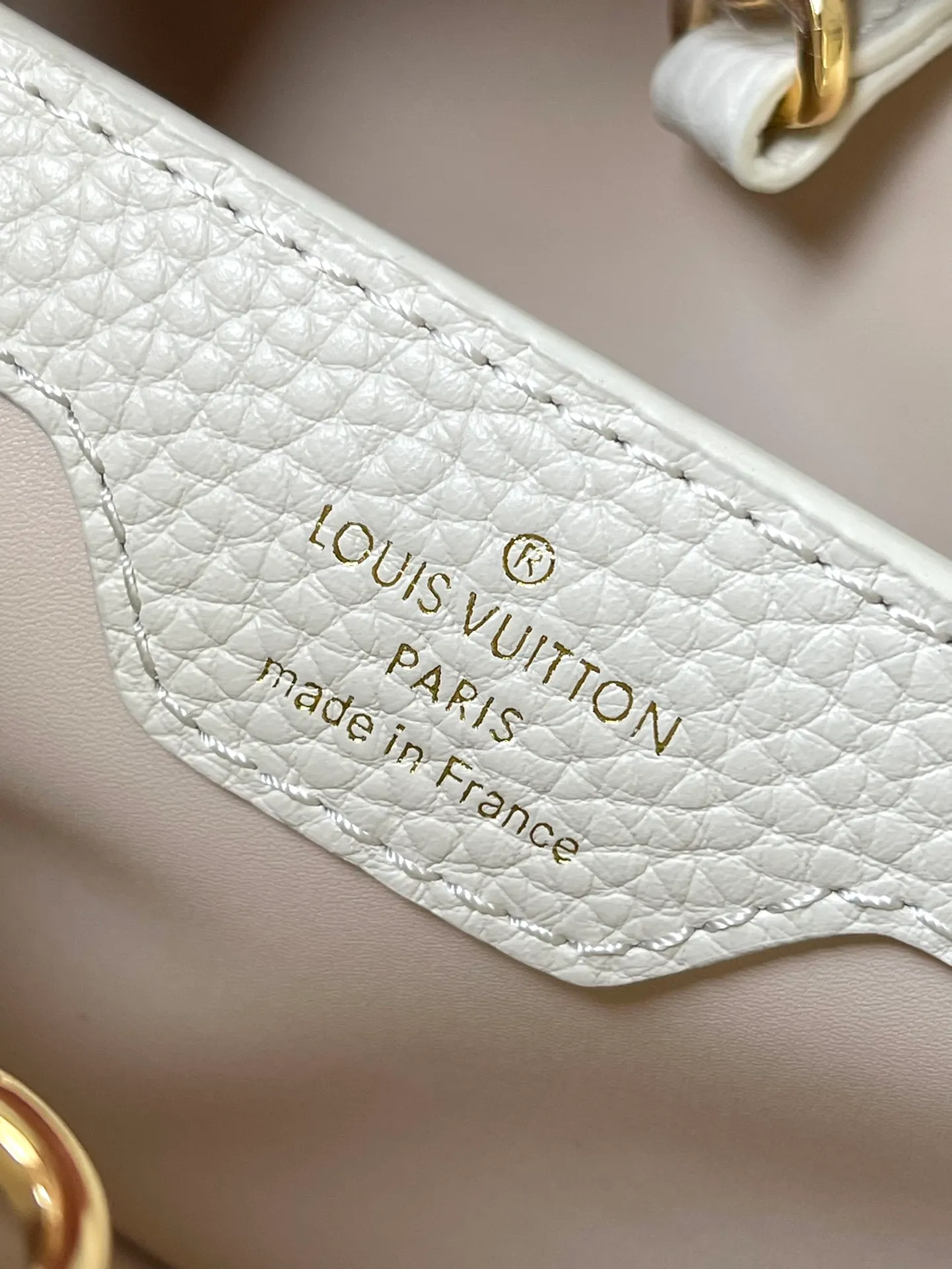 💰2460 (Special grade original leather) M23331/M48865 white with white mother-of-pearl corolla. This Capucines Flower Crown handbag is made of full-grain Taurillon leather and is embellished with Monogram flowers. Each flower is made of exquisite shells. The LV logo and the flowers echo each other, giving this feminine handbag a jewel-like luster. Use the detachable shoulder strap cleverly. You can switch it as a crossbody. Size: 27 * 18*9cm