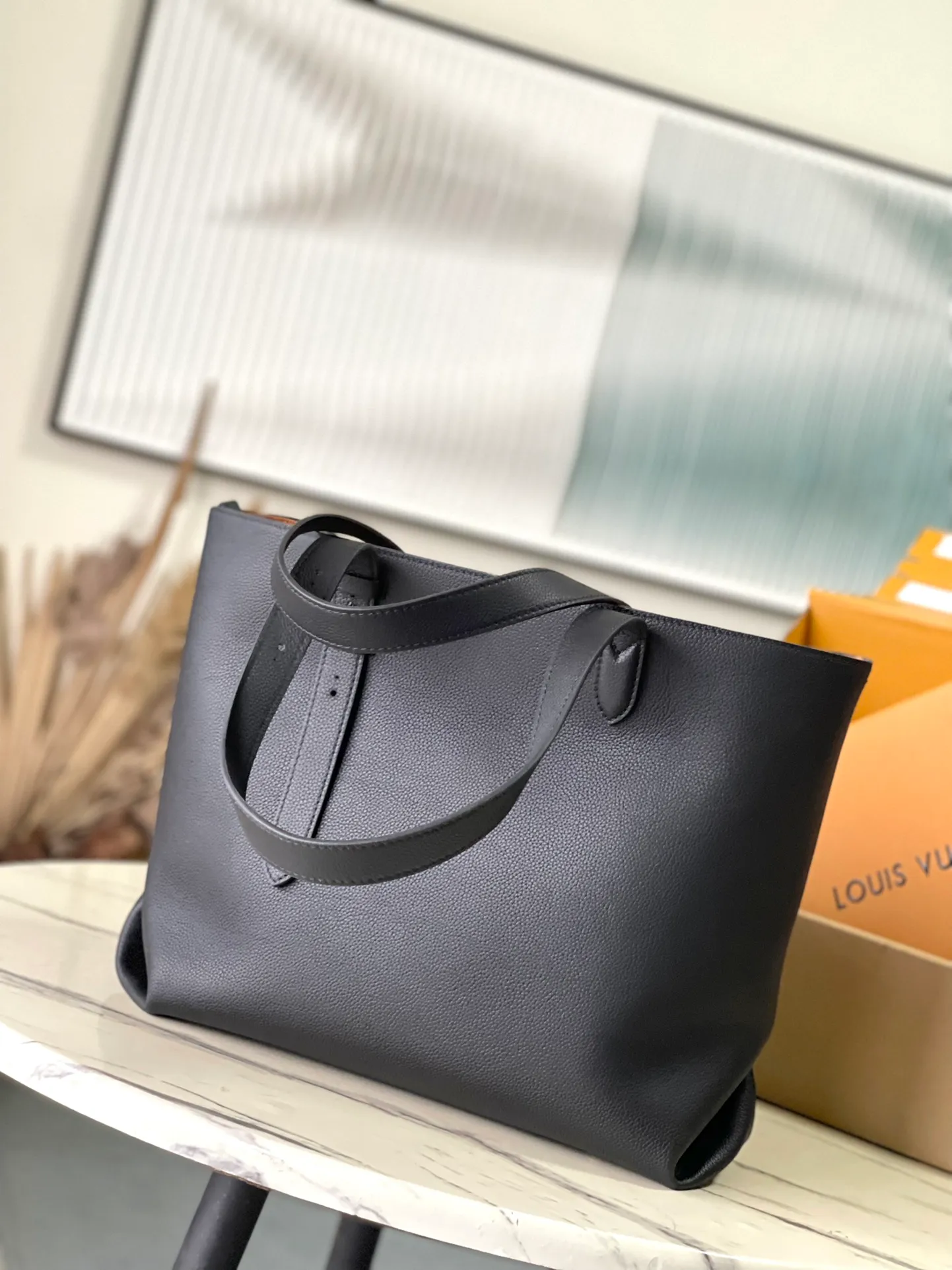 💰1340 (top layer leather) top original order M25341 black. This medium-sized Low Key Cabas handbag is wrapped in soft grained cow leather and lined with suede leather, creating a gorgeous style with ingenuity. The brand's iconic padlock demonstrates an eclectic mix of elegant aesthetics and security features. The adjustable handle enables you to switch between hand-held and long- or short-shoulder carry. Dimensions: 47 × 30 × 14 cm
