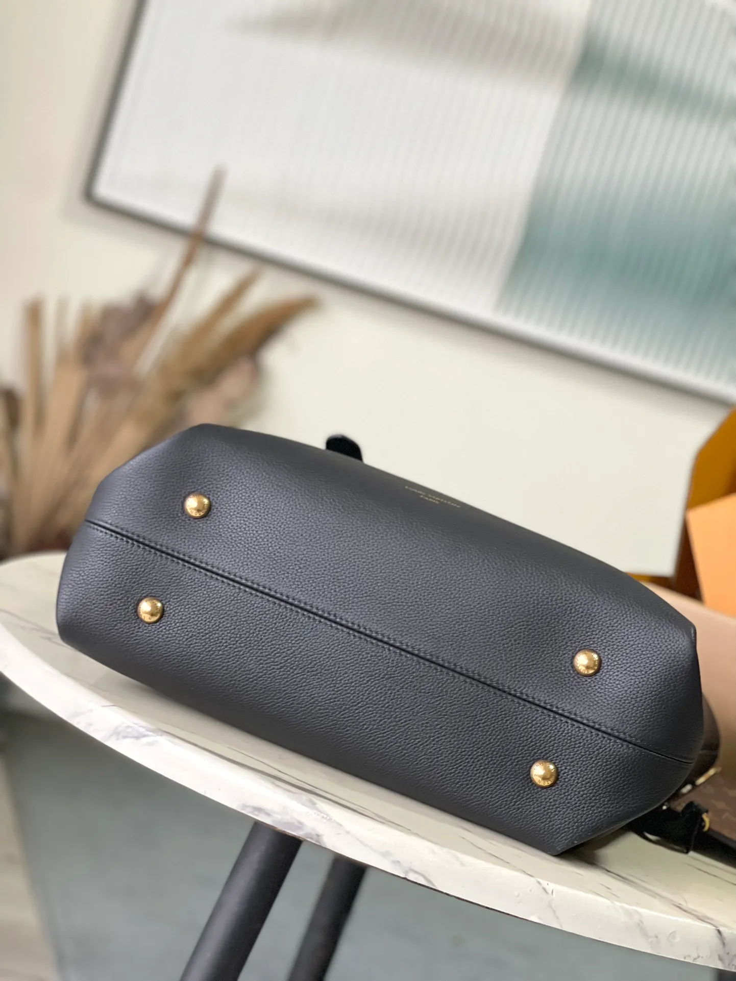 💰1340 (top layer leather) top original order M25341 black. This medium-sized Low Key Cabas handbag is wrapped in soft grained cow leather and lined with suede leather, creating a gorgeous style with ingenuity. The brand's iconic padlock demonstrates an eclectic mix of elegant aesthetics and security features. The adjustable handle enables you to switch between hand-held and long- or short-shoulder carry. Dimensions: 47 × 30 × 14 cm