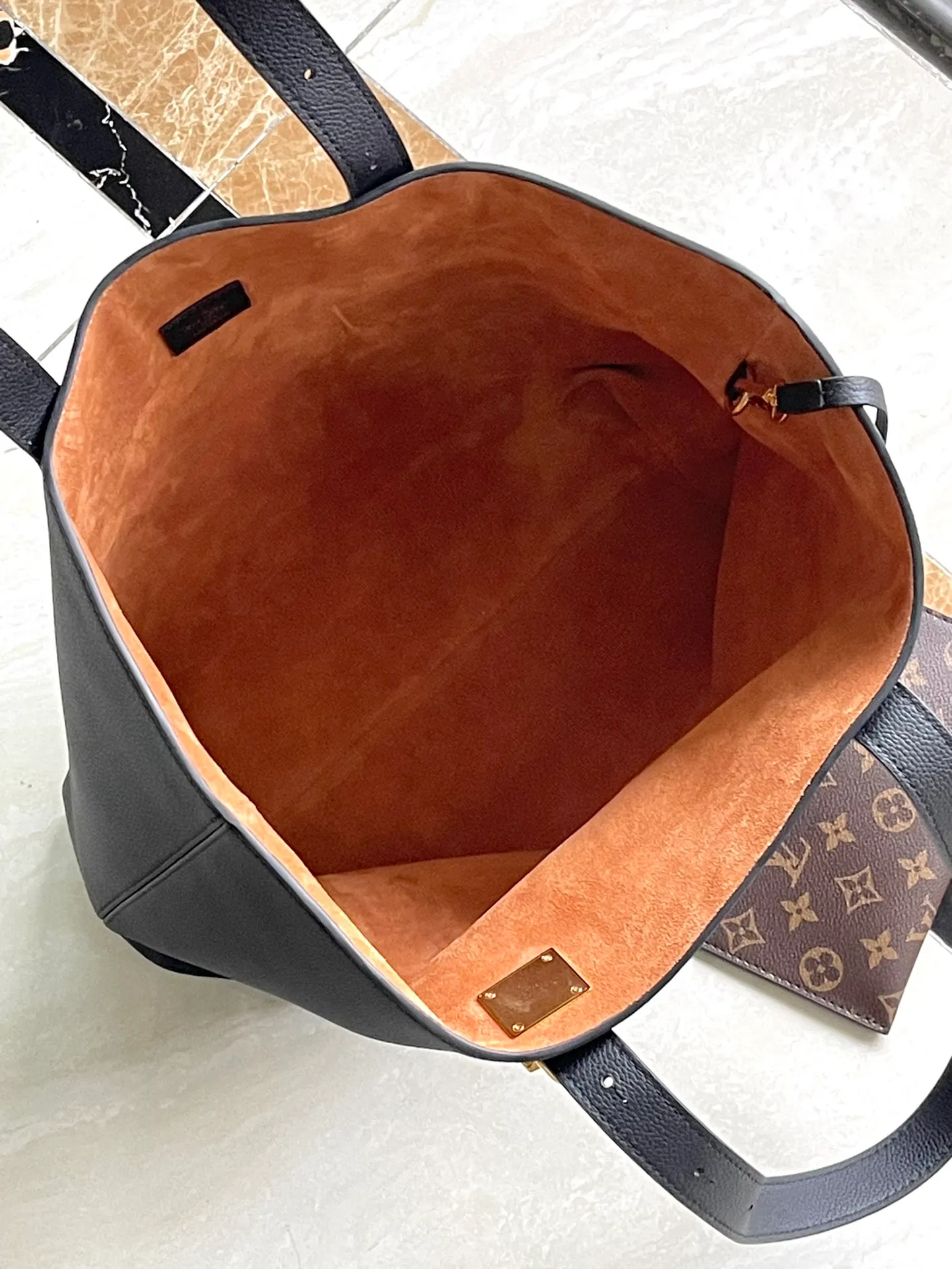 💰1340 (top layer leather) top original order M25341 black. This medium-sized Low Key Cabas handbag is wrapped in soft grained cow leather and lined with suede leather, creating a gorgeous style with ingenuity. The brand's iconic padlock demonstrates an eclectic mix of elegant aesthetics and security features. The adjustable handle enables you to switch between hand-held and long- or short-shoulder carry. Dimensions: 47 × 30 × 14 cm