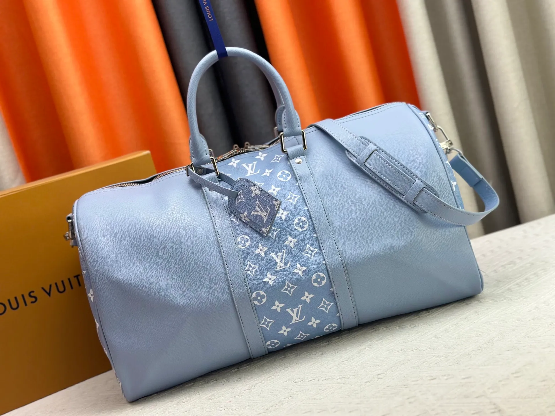 P340 upgraded original M41416 M23962 M40667 M41418 M14122 2025 summer travel bag, using cross pattern to combine classic design and iconic details. Made of Damier Graite canvas and hand luggage size. It has a unique rounded leather handle and an adjustable and detachable shoulder strap. The shoulder pads on the shoulder strap make it more comfortable to carry. Detachable bag can be used as a clutch or pocket. size: 50x29x23cm (length x height x width)