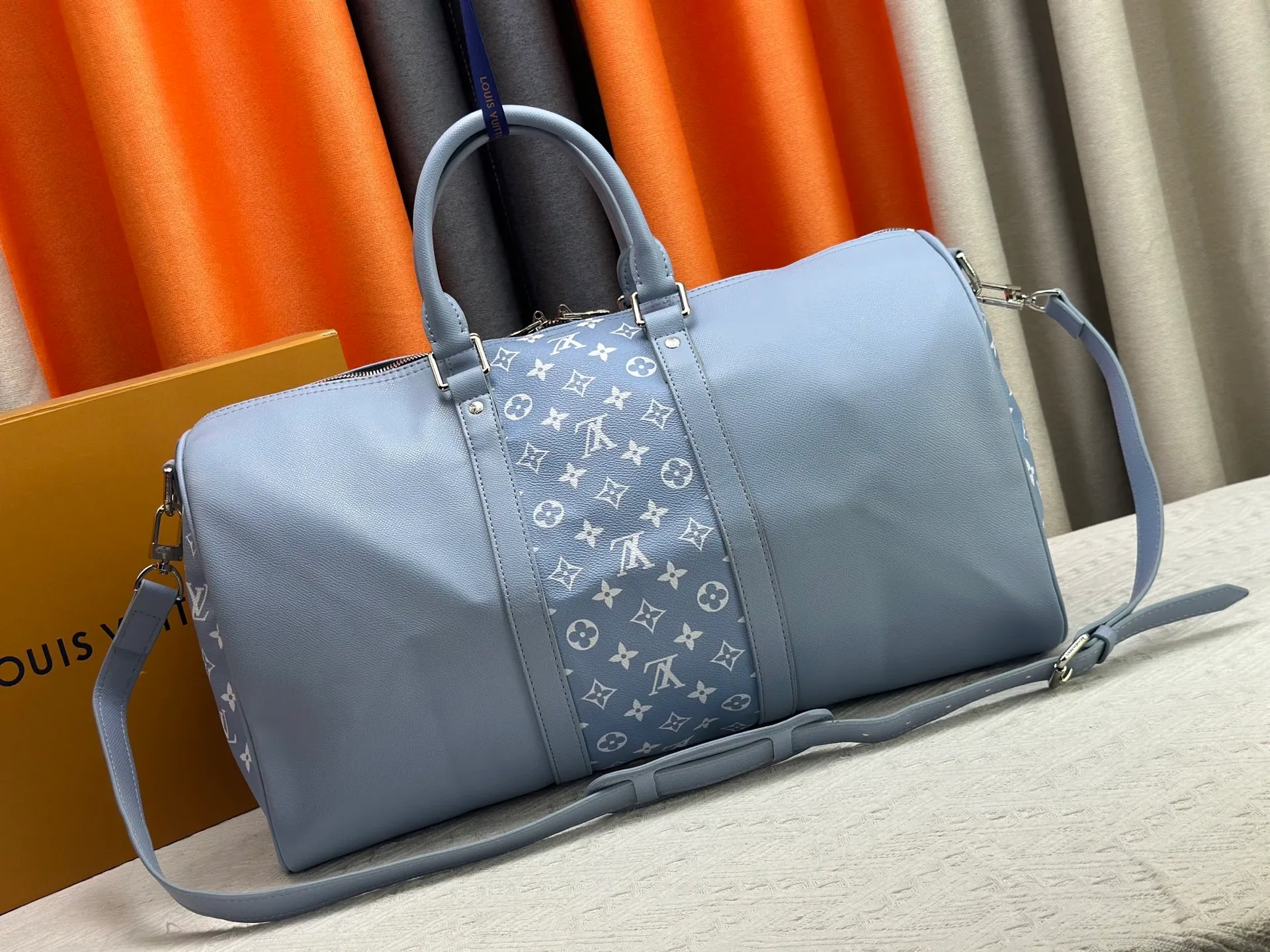 P340 upgraded original M41416 M23962 M40667 M41418 M14122 2025 summer travel bag, using cross pattern to combine classic design and iconic details. Made of Damier Graite canvas and hand luggage size. It has a unique rounded leather handle and an adjustable and detachable shoulder strap. The shoulder pads on the shoulder strap make it more comfortable to carry. Detachable bag can be used as a clutch or pocket. size: 50x29x23cm (length x height x width)