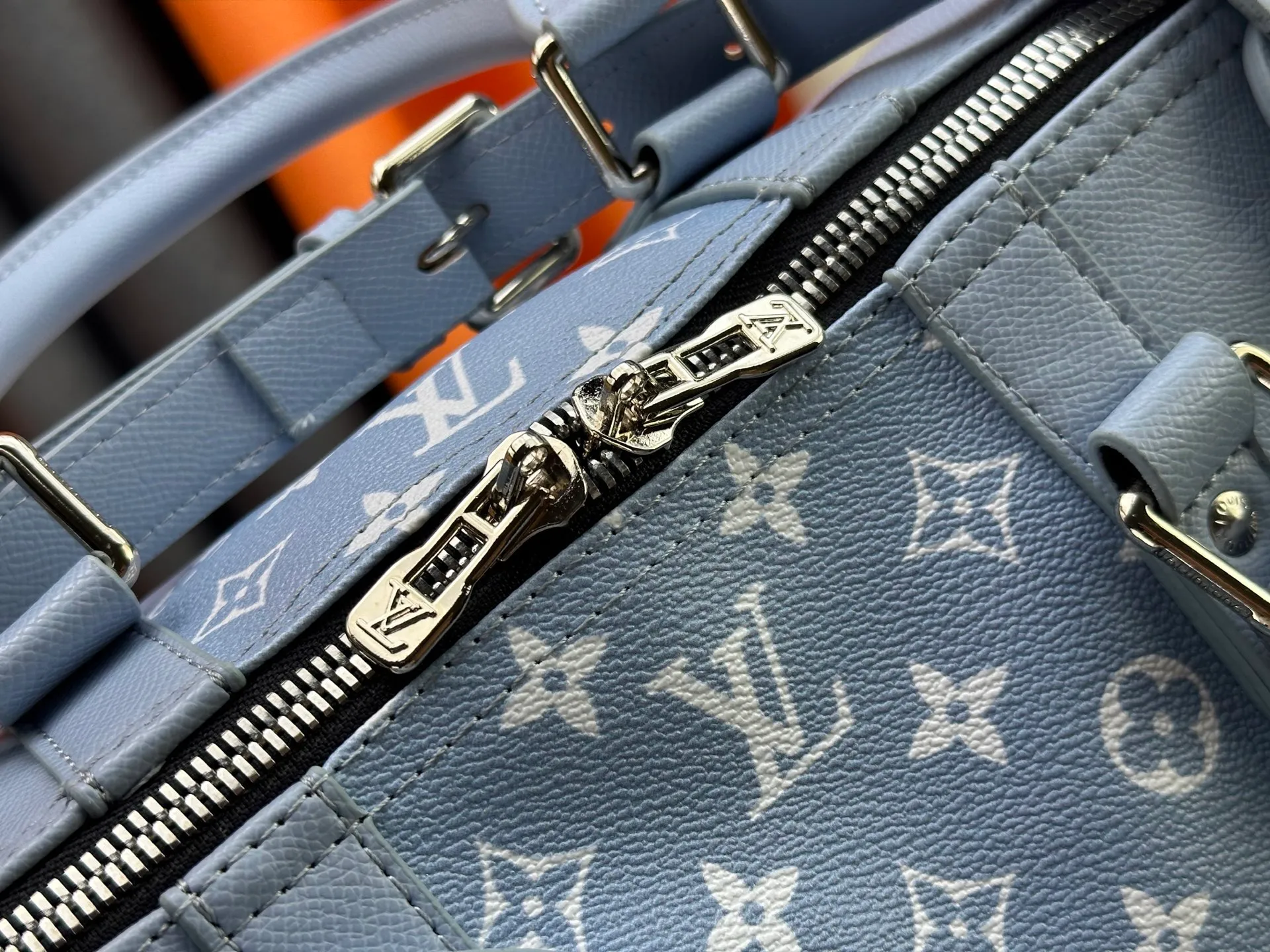 P340 upgraded original M41416 M23962 M40667 M41418 M14122 2025 summer travel bag, using cross pattern to combine classic design and iconic details. Made of Damier Graite canvas and hand luggage size. It has a unique rounded leather handle and an adjustable and detachable shoulder strap. The shoulder pads on the shoulder strap make it more comfortable to carry. Detachable bag can be used as a clutch or pocket. size: 50x29x23cm (length x height x width)