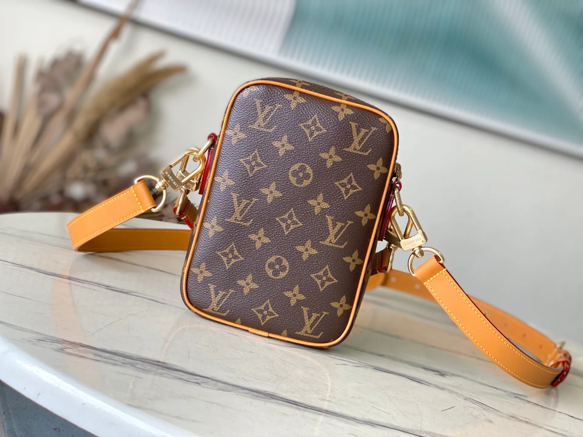 💰940 Top Original Order M14013 In the 2024 spring and summer series, Pharrel Wiliams explored the brand’s archives, drew inspiration from the fashion of the 1980s, and crafted the Danube crossbody bag with timeless style and timeless style. The body of the bag is made of smooth Monogram canvas, with premium distressed cow leather trimming the edges. The pearl zipper continues Pharrel Wiliams’ classic elements from the previous series. It also has a detachable handle and shoulder strap, allowing you to switch between carrying methods at will. Dimensions: 16 × 21 × 6 cm