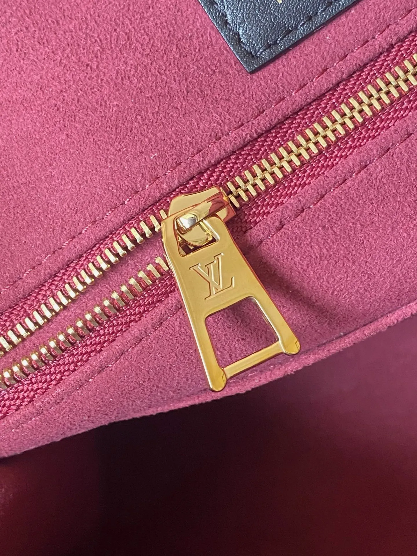 💰1120 (top layer leather) top original order M45495. Support counter inspection. Photos taken of duty-free goods are consistent with the product without unpacking. This product is an exclusive duty-free product in the market and is the highest-end product. Inspection is supported. This product has passed strict inspection and is flawless. Please wear gloves when touching the product. This product is not returnable or exchangeable. Please confirm the product first and then remove the label on the handle. This product is temporarily not open to the public, only regular customers, and is in short supply. Dimensions: 35 x 27 x 14 cm