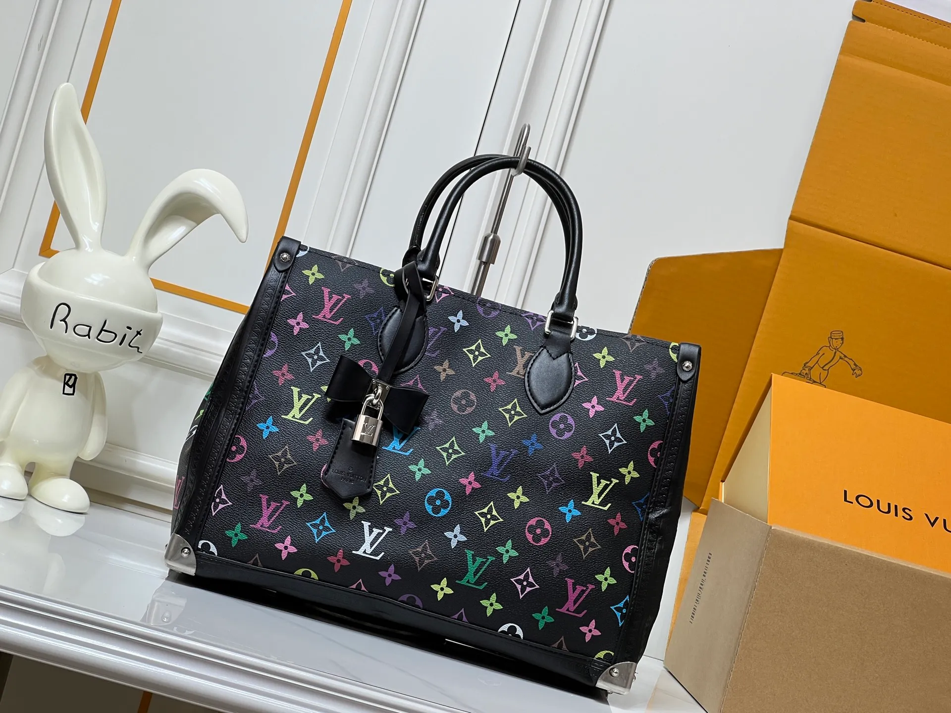Batch 280💰Upgraded original M13079 Louis Vuitton x Takashi Murakami reissue series interprets the OnTheGo medium handbag in a smart way. The colorful Monogram canvas body, cowhide leather trim and LV x TM key bag highlight the sophisticated style. The shiny corners recall the design of traditional Louis Vuitton luggage, and the shoulder strap and top handle allow for multiple carrying methods. Dimensions: 35.0 x 27.0 x 14.0 cm (length x height x width)