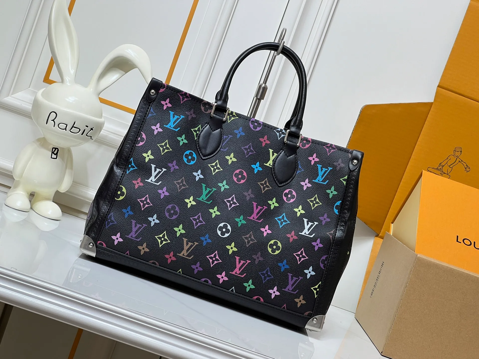 Batch 280💰Upgraded original M13079 Louis Vuitton x Takashi Murakami reissue series interprets the OnTheGo medium handbag in a smart way. The colorful Monogram canvas body, cowhide leather trim and LV x TM key bag highlight the sophisticated style. The shiny corners recall the design of traditional Louis Vuitton luggage, and the shoulder strap and top handle allow for multiple carrying methods. Dimensions: 35.0 x 27.0 x 14.0 cm (length x height x width)