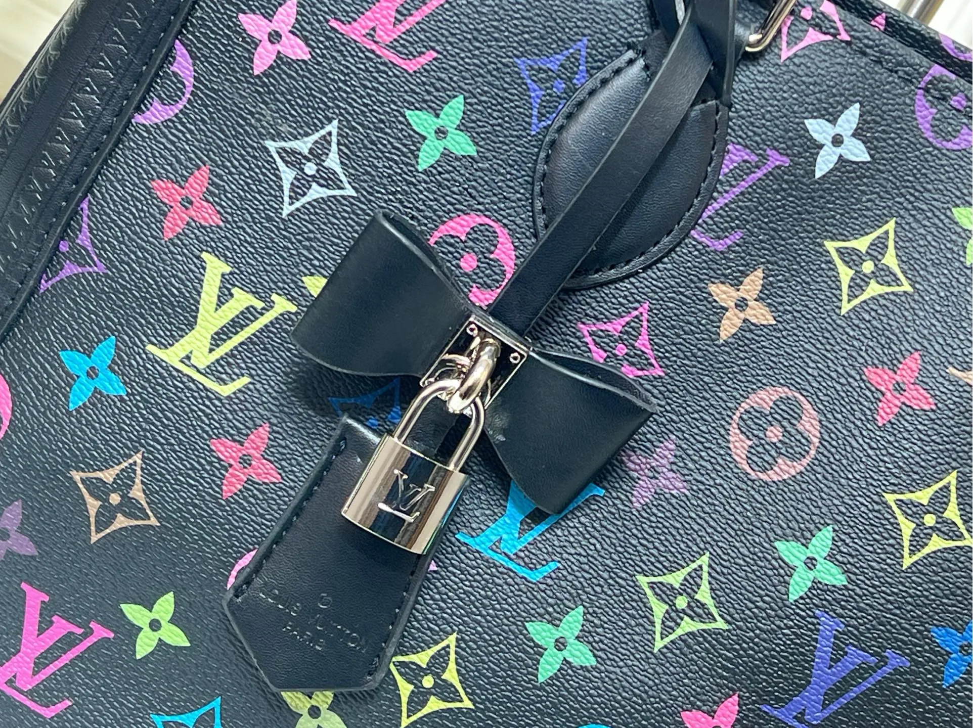 Batch 280💰Upgraded original M13079 Louis Vuitton x Takashi Murakami reissue series interprets the OnTheGo medium handbag in a smart way. The colorful Monogram canvas body, cowhide leather trim and LV x TM key bag highlight the sophisticated style. The shiny corners recall the design of traditional Louis Vuitton luggage, and the shoulder strap and top handle allow for multiple carrying methods. Dimensions: 35.0 x 27.0 x 14.0 cm (length x height x width)