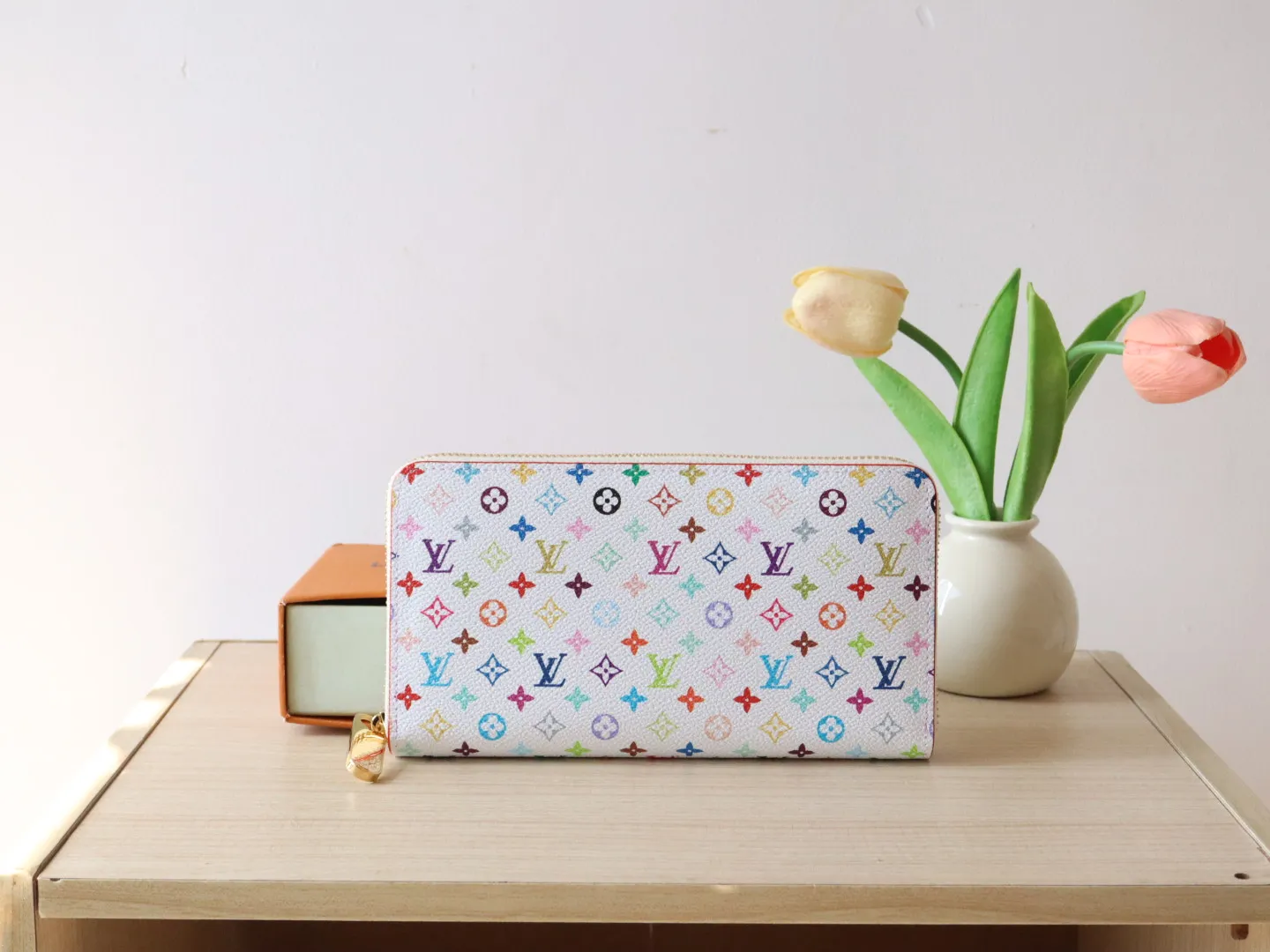13992 Tricolor single pull 60017 🌟P100 single zipper wallet series Zippy Ld zipper wallet This zippy zipper wallet with unique collectible value. This Monogram print is interpreted in 33 colorful colors. In 2025, Takashi Murakami and LV jointly launched the white tricolor and the black tricolor, which are popular all over the world and are loved by celebrities and celebrities. They are lively, childlike and friendly. 19.5× 10.5x 2.5 cm (length x height x width)