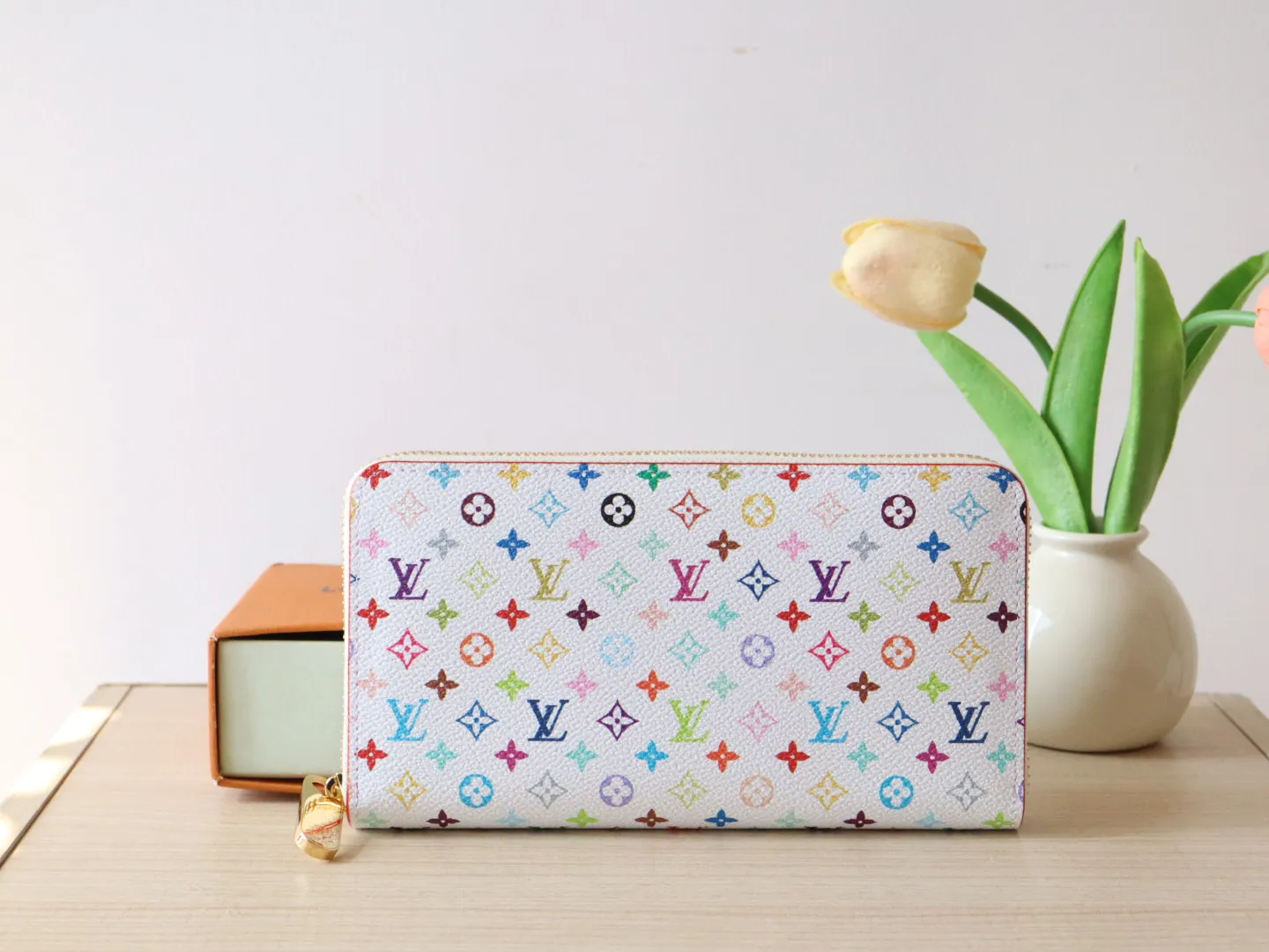 13992 Tricolor single pull 60017 🌟P100 single zipper wallet series Zippy Ld zipper wallet This zippy zipper wallet with unique collectible value. This Monogram print is interpreted in 33 colorful colors. In 2025, Takashi Murakami and LV jointly launched the white tricolor and the black tricolor, which are popular all over the world and are loved by celebrities and celebrities. They are lively, childlike and friendly. 19.5× 10.5x 2.5 cm (length x height x width)