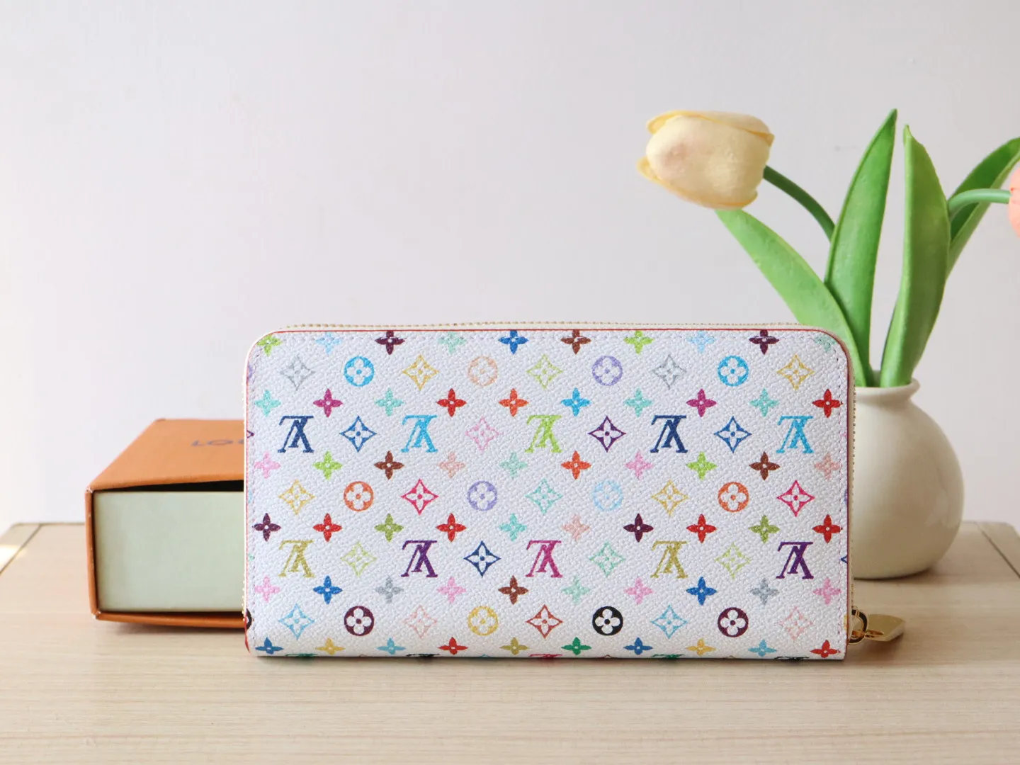 13992 Tricolor single pull 60017 🌟P100 single zipper wallet series Zippy Ld zipper wallet This zippy zipper wallet with unique collectible value. This Monogram print is interpreted in 33 colorful colors. In 2025, Takashi Murakami and LV jointly launched the white tricolor and the black tricolor, which are popular all over the world and are loved by celebrities and celebrities. They are lively, childlike and friendly. 19.5× 10.5x 2.5 cm (length x height x width)