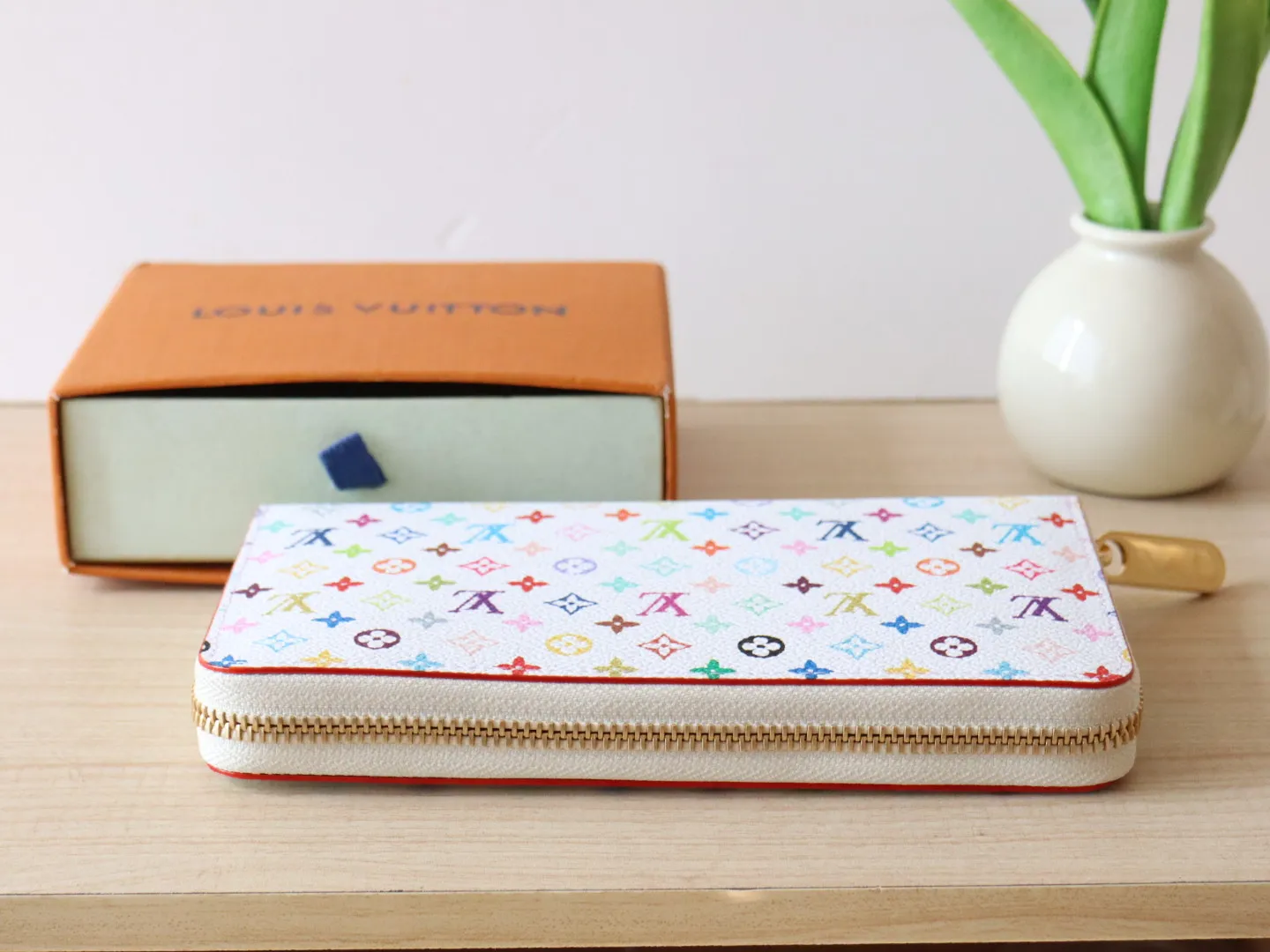 13992 Tricolor single pull 60017 🌟P100 single zipper wallet series Zippy Ld zipper wallet This zippy zipper wallet with unique collectible value. This Monogram print is interpreted in 33 colorful colors. In 2025, Takashi Murakami and LV jointly launched the white tricolor and the black tricolor, which are popular all over the world and are loved by celebrities and celebrities. They are lively, childlike and friendly. 19.5× 10.5x 2.5 cm (length x height x width)