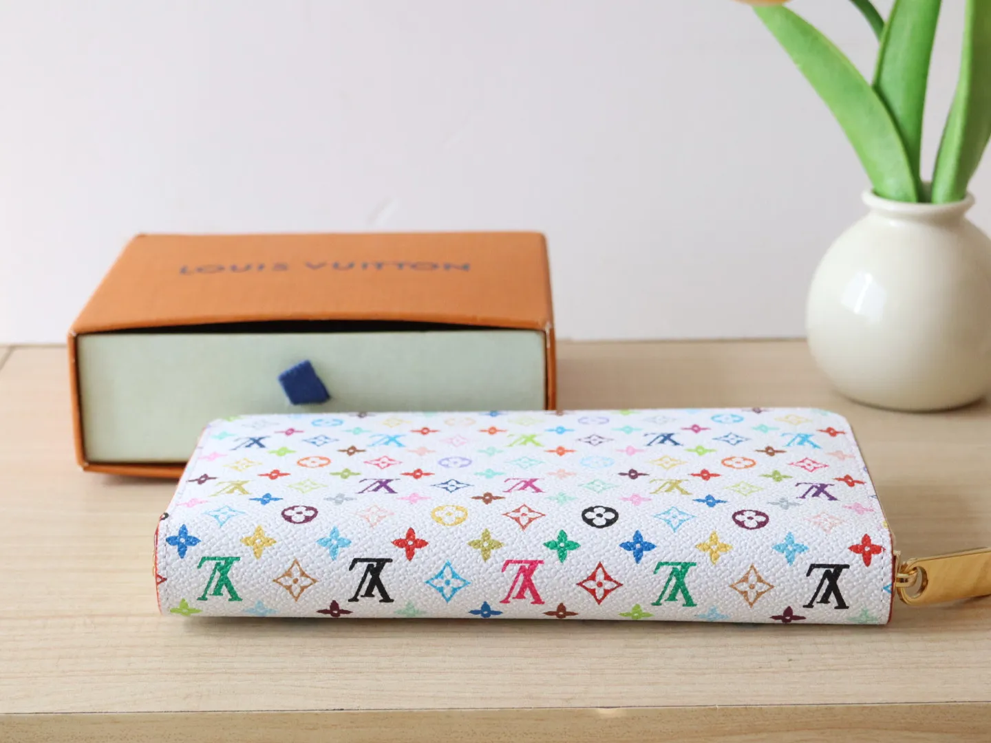 13992 Tricolor single pull 60017 🌟P100 single zipper wallet series Zippy Ld zipper wallet This zippy zipper wallet with unique collectible value. This Monogram print is interpreted in 33 colorful colors. In 2025, Takashi Murakami and LV jointly launched the white tricolor and the black tricolor, which are popular all over the world and are loved by celebrities and celebrities. They are lively, childlike and friendly. 19.5× 10.5x 2.5 cm (length x height x width)