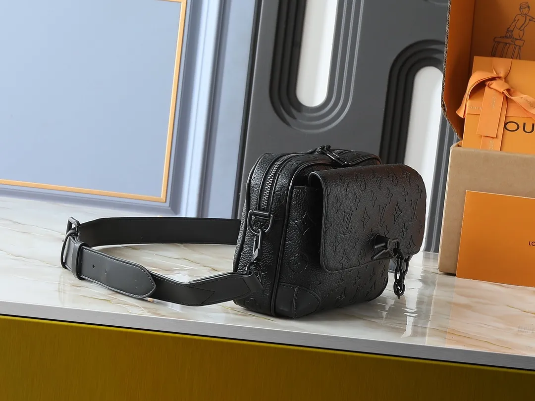 💰260💰Upgraded from the original M46795 M23742. This Steamer messenger bag combines modern functions and classic elements with an exquisite shape that fits the body shape. Reinforced leather corners and chain and pin elements recall Louis Vuitton's traditional Steamer trunk design, and the wide, adjustable shoulder strap allows for comfortable carrying. Dimensions: 24.0 x 17.0 x 5.0 cm (length x height x width)