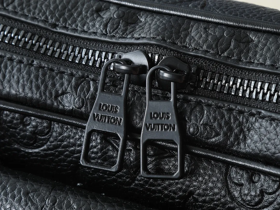💰260💰Upgraded from the original M46795 M23742. This Steamer messenger bag combines modern functions and classic elements with an exquisite shape that fits the body shape. Reinforced leather corners and chain and pin elements recall Louis Vuitton's traditional Steamer trunk design, and the wide, adjustable shoulder strap allows for comfortable carrying. Dimensions: 24.0 x 17.0 x 5.0 cm (length x height x width)