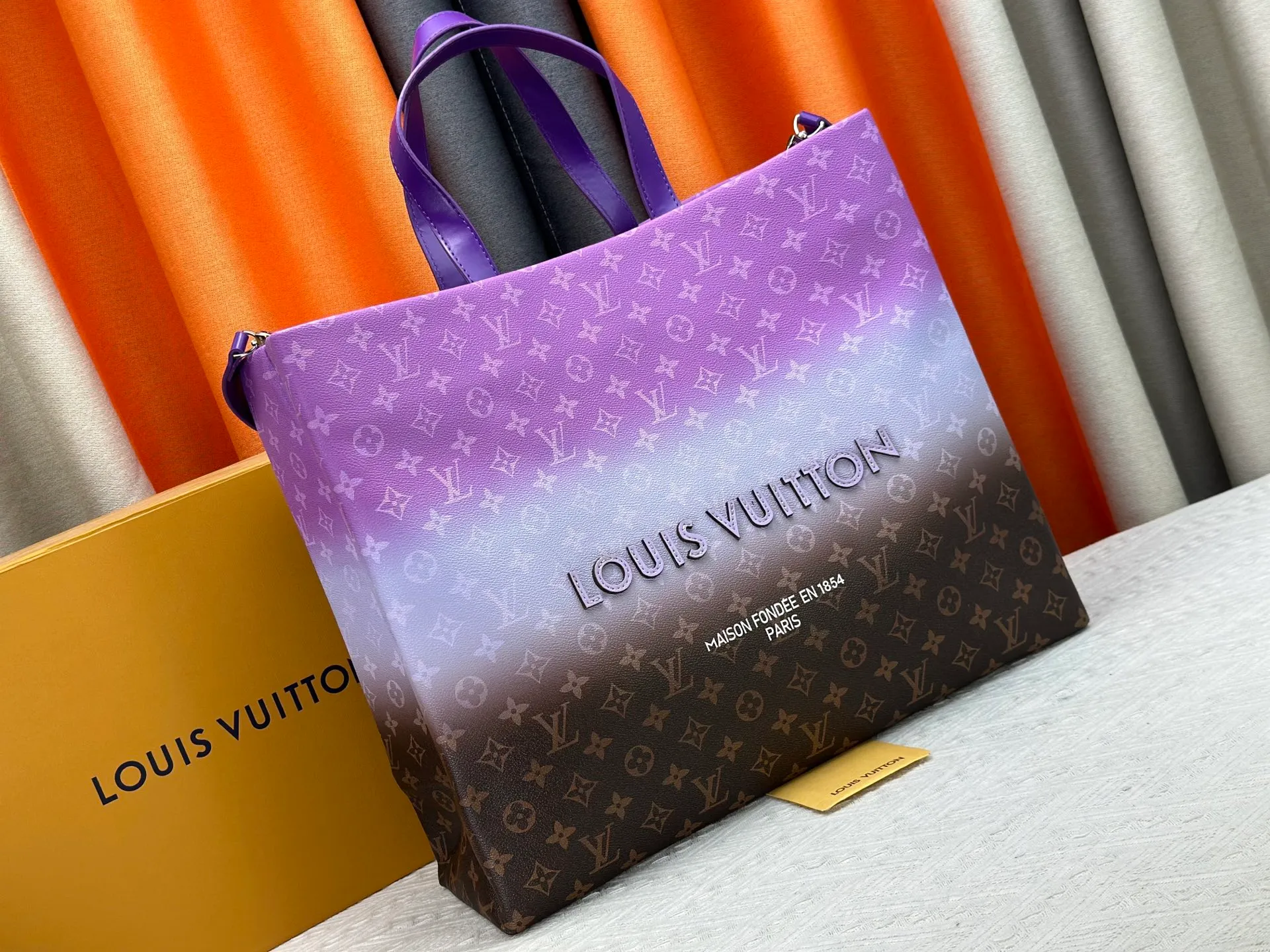 P300 M24457 Blue check Yellow check Gradient blue Presbyopic check Gradient purple Grass green Pink Black Orange Blue Green Gray Presbyopic check Black crocodile pattern Orange crocodile pattern This Shopper medium handbag draws inspiration from Louis Vuitton shopping bags, with the words Louis Vuitton and Maison Fondée En 1854 written on soft cow leather, with a top handle and a detachable shoulder strap. Dimensions: 42x34x16cm
