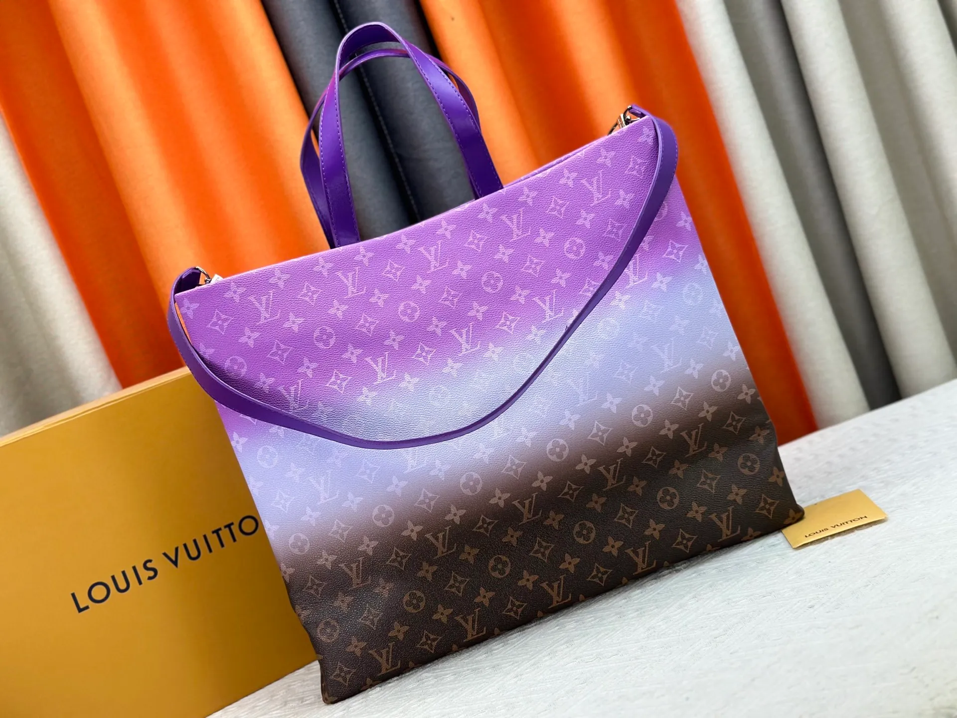 P300 M24457 Blue check Yellow check Gradient blue Presbyopic check Gradient purple Grass green Pink Black Orange Blue Green Gray Presbyopic check Black crocodile pattern Orange crocodile pattern This Shopper medium handbag draws inspiration from Louis Vuitton shopping bags, with the words Louis Vuitton and Maison Fondée En 1854 written on soft cow leather, with a top handle and a detachable shoulder strap. Dimensions: 42x34x16cm