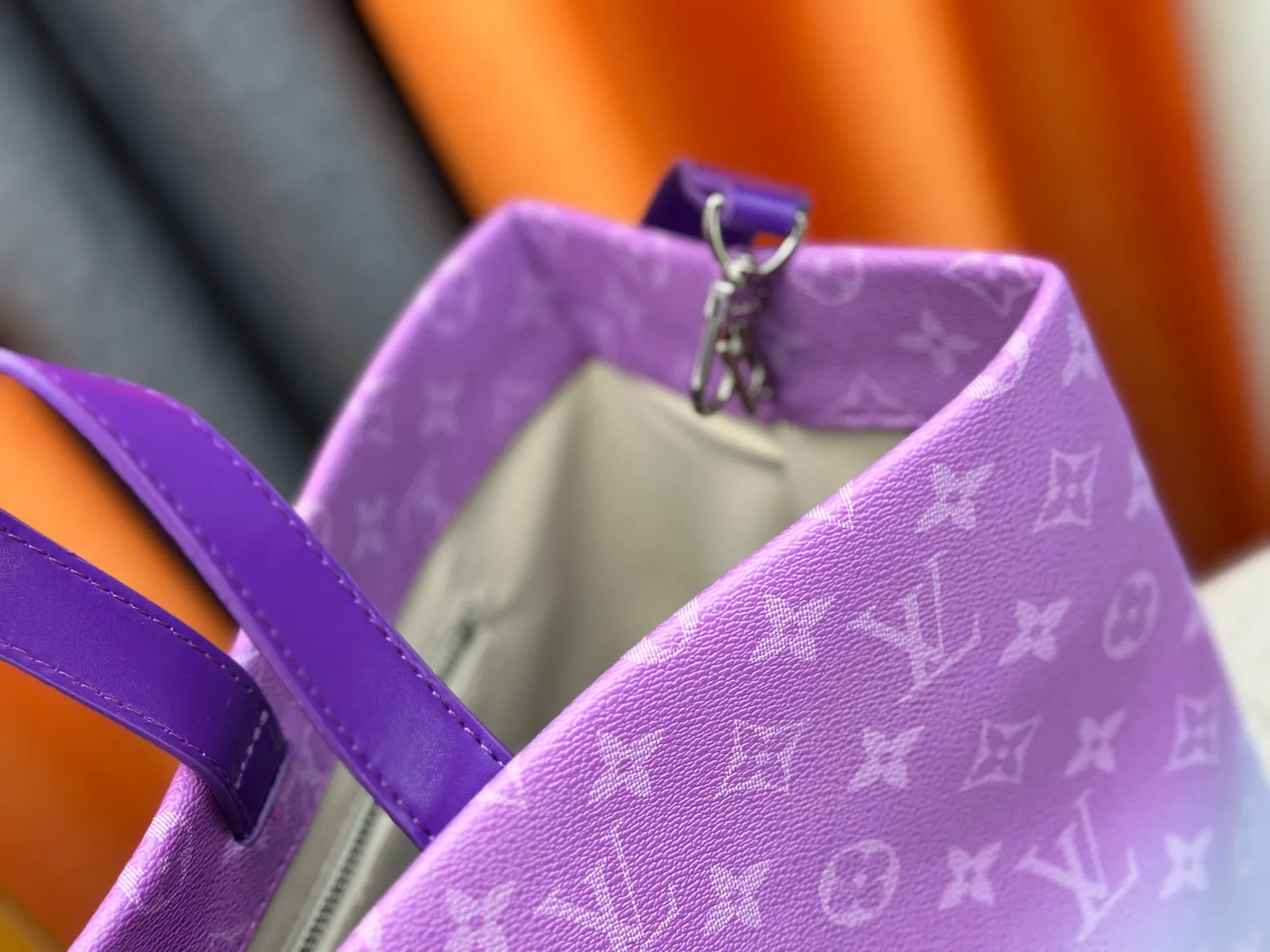 P300 M24457 Blue check Yellow check Gradient blue Presbyopic check Gradient purple Grass green Pink Black Orange Blue Green Gray Presbyopic check Black crocodile pattern Orange crocodile pattern This Shopper medium handbag draws inspiration from Louis Vuitton shopping bags, with the words Louis Vuitton and Maison Fondée En 1854 written on soft cow leather, with a top handle and a detachable shoulder strap. Dimensions: 42x34x16cm