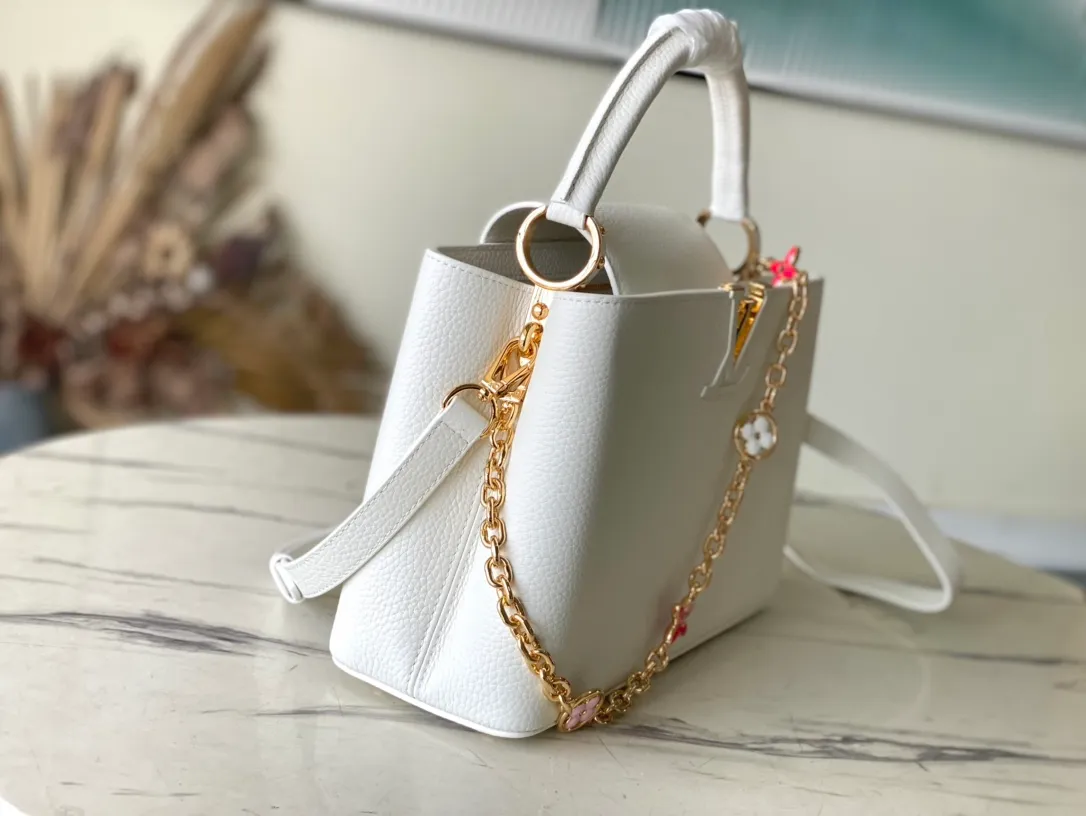 💰2460 (special grade original leather) M22512 M20708 white Capucines medium handbag bathes in the new season: the metal Monogram flowers are colored by hand polishing and glazing, and are connected by exquisite chains. Use the detachable and adjustable slim shoulder strap to explore more carrying options. Detailed features: 31.5 x 20 x 11 cm (length x height x width)
