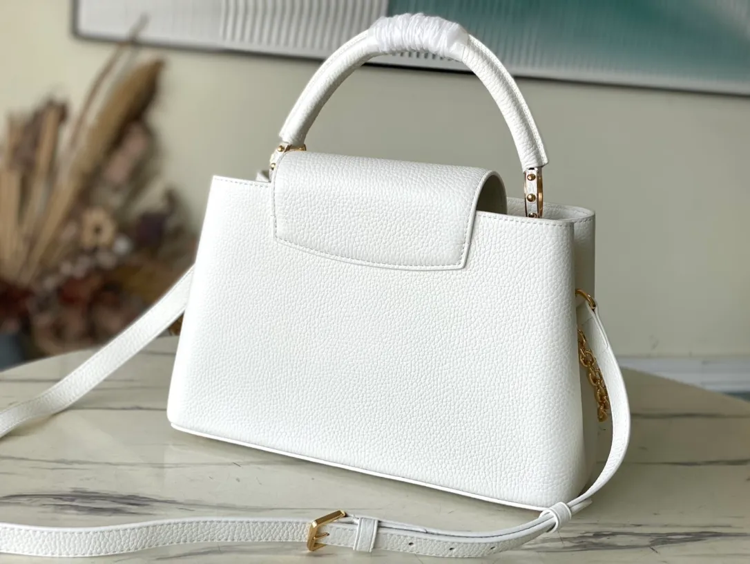 💰2460 (special grade original leather) M22512 M20708 white Capucines medium handbag bathes in the new season: the metal Monogram flowers are colored by hand polishing and glazing, and are connected by exquisite chains. Use the detachable and adjustable slim shoulder strap to explore more carrying options. Detailed features: 31.5 x 20 x 11 cm (length x height x width)