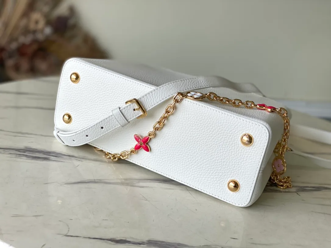 💰2460 (special grade original leather) M22512 M20708 white Capucines medium handbag bathes in the new season: the metal Monogram flowers are colored by hand polishing and glazing, and are connected by exquisite chains. Use the detachable and adjustable slim shoulder strap to explore more carrying options. Detailed features: 31.5 x 20 x 11 cm (length x height x width)