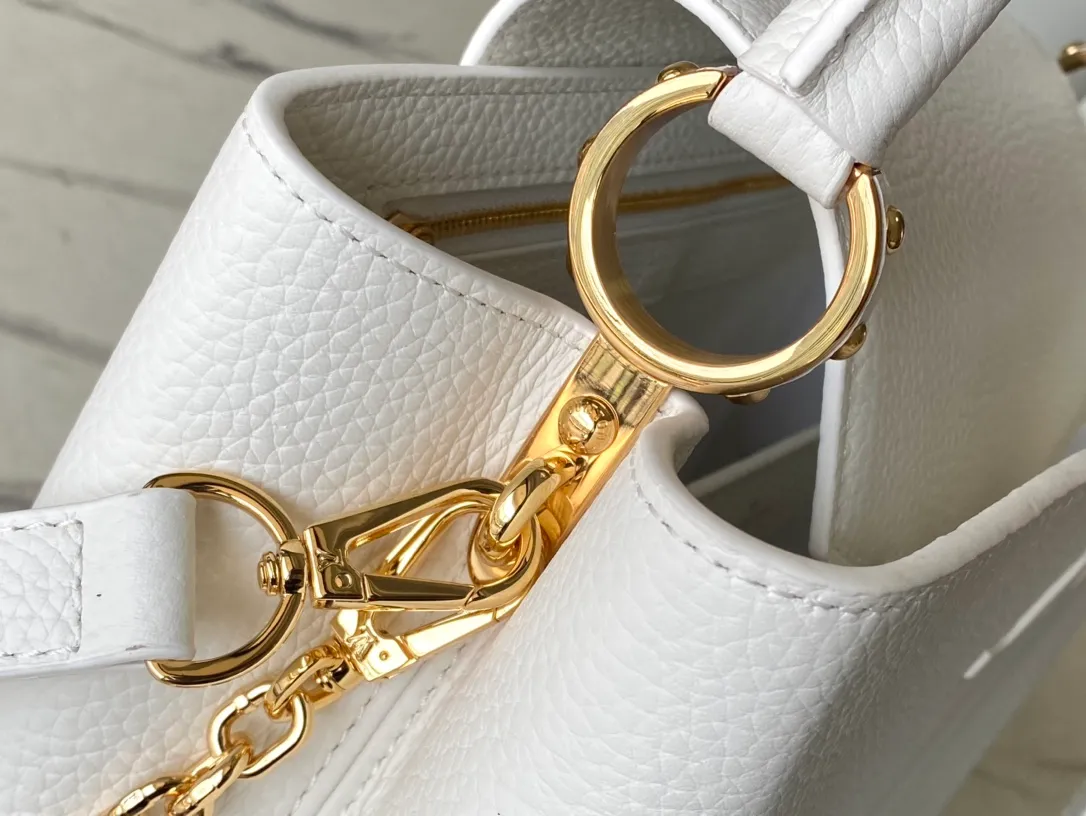 💰2460 (special grade original leather) M22512 M20708 white Capucines medium handbag bathes in the new season: the metal Monogram flowers are colored by hand polishing and glazing, and are connected by exquisite chains. Use the detachable and adjustable slim shoulder strap to explore more carrying options. Detailed features: 31.5 x 20 x 11 cm (length x height x width)