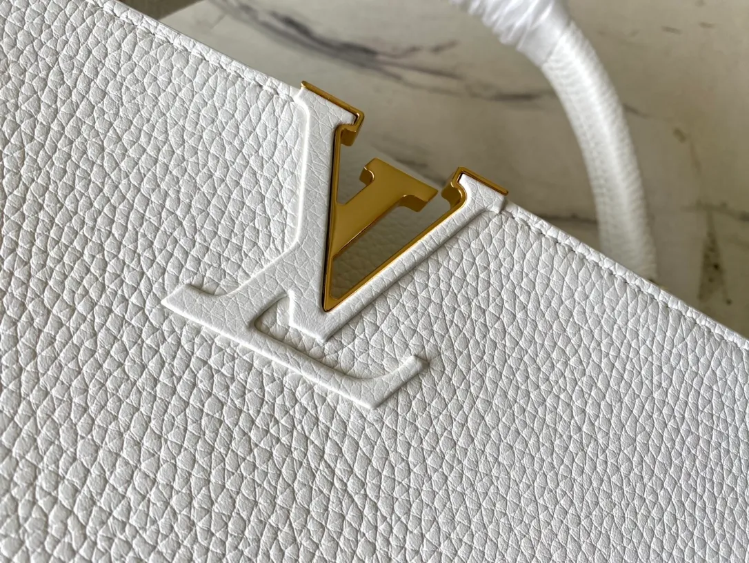 💰2460 (special grade original leather) M22512 M20708 white Capucines medium handbag bathes in the new season: the metal Monogram flowers are colored by hand polishing and glazing, and are connected by exquisite chains. Use the detachable and adjustable slim shoulder strap to explore more carrying options. Detailed features: 31.5 x 20 x 11 cm (length x height x width)