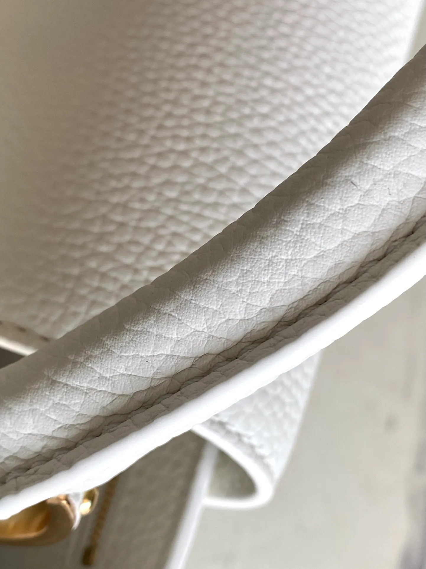 💰2460 (special grade original leather) M22512 M20708 white Capucines medium handbag bathes in the new season: the metal Monogram flowers are colored by hand polishing and glazing, and are connected by exquisite chains. Use the detachable and adjustable slim shoulder strap to explore more carrying options. Detailed features: 31.5 x 20 x 11 cm (length x height x width)