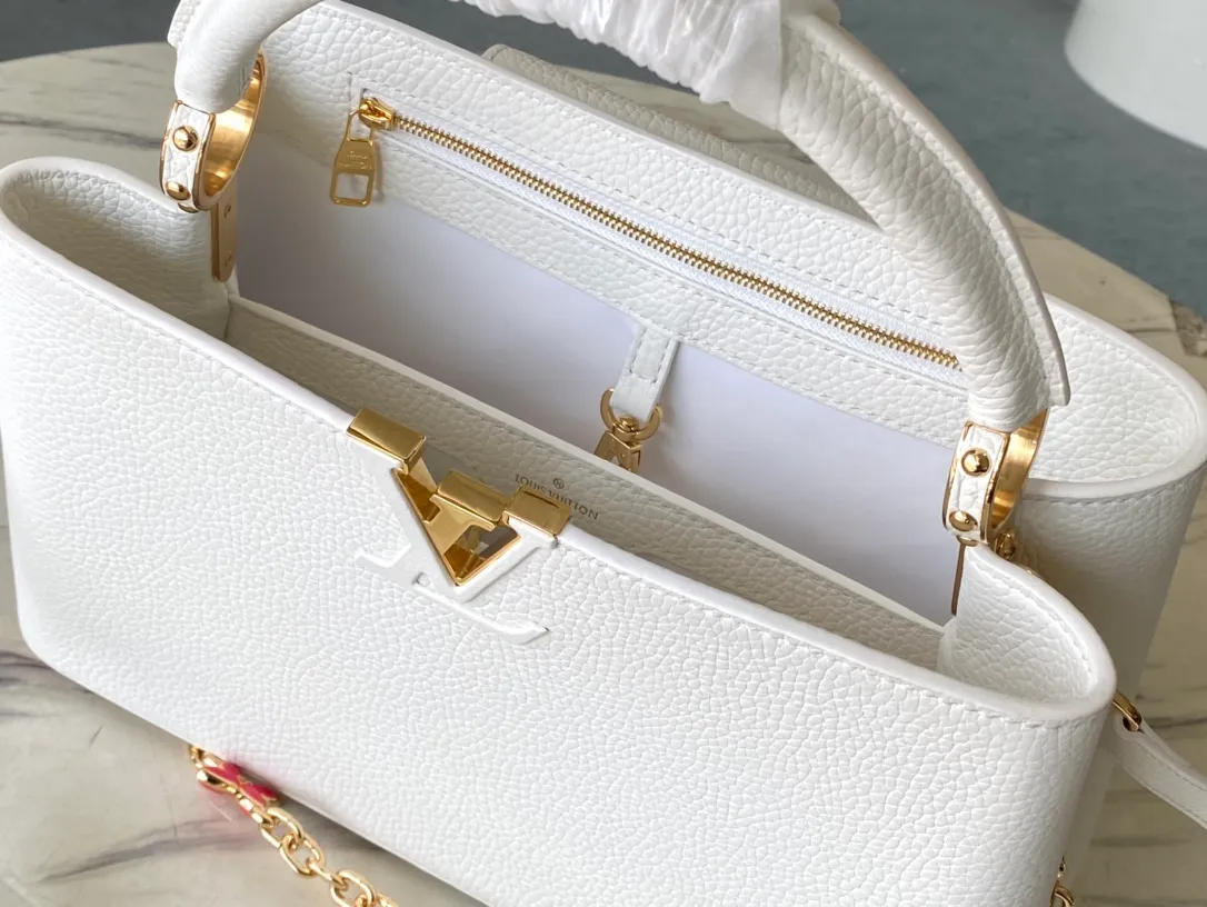 💰2460 (special grade original leather) M22512 M20708 white Capucines medium handbag bathes in the new season: the metal Monogram flowers are colored by hand polishing and glazing, and are connected by exquisite chains. Use the detachable and adjustable slim shoulder strap to explore more carrying options. Detailed features: 31.5 x 20 x 11 cm (length x height x width)