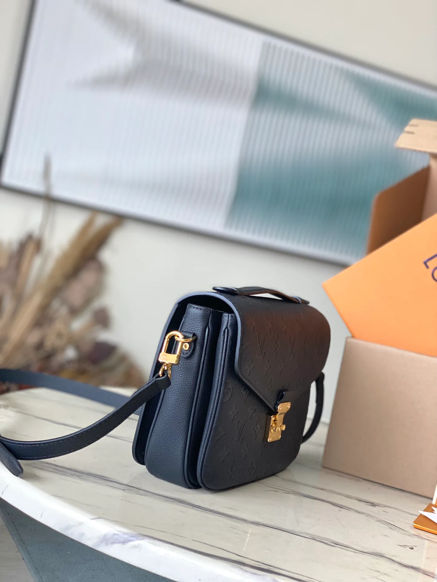 💰1040 (top layer leather) top original order M41487. Support counter inspection. The photos taken of duty-free goods are consistent with the product without opening the packaging. This product is an exclusive duty-free product in the market and is the highest-end product. Inspection is supported. This product has passed strict inspection and is flawless. Please wear gloves when touching the product. This product is not returnable or exchangeable. Please confirm the product first and then remove the label on the handle. This product is temporarily not open to the public, only regular customers, and is in short supply. Dimensions: 25 x 17 x 7 cm