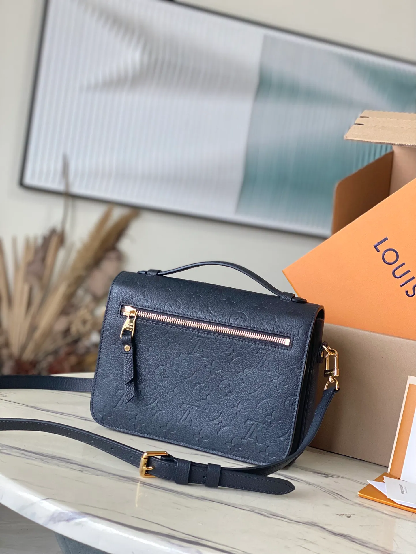 💰1040 (top layer leather) top original order M41487. Support counter inspection. The photos taken of duty-free goods are consistent with the product without opening the packaging. This product is an exclusive duty-free product in the market and is the highest-end product. Inspection is supported. This product has passed strict inspection and is flawless. Please wear gloves when touching the product. This product is not returnable or exchangeable. Please confirm the product first and then remove the label on the handle. This product is temporarily not open to the public, only regular customers, and is in short supply. Dimensions: 25 x 17 x 7 cm