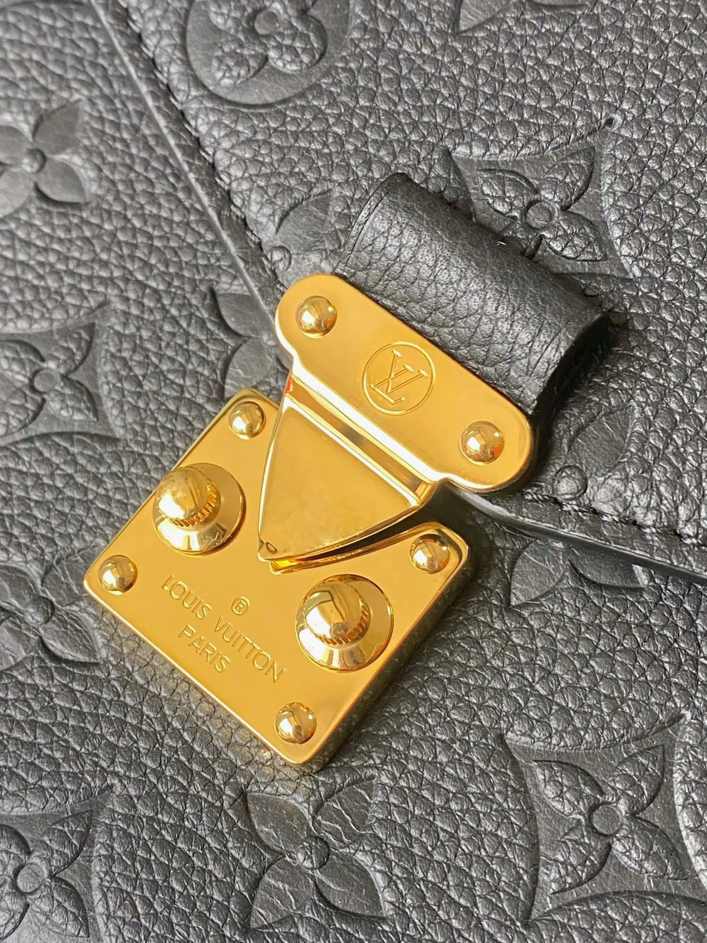 💰1040 (top layer leather) top original order M41487. Support counter inspection. The photos taken of duty-free goods are consistent with the product without opening the packaging. This product is an exclusive duty-free product in the market and is the highest-end product. Inspection is supported. This product has passed strict inspection and is flawless. Please wear gloves when touching the product. This product is not returnable or exchangeable. Please confirm the product first and then remove the label on the handle. This product is temporarily not open to the public, only regular customers, and is in short supply. Dimensions: 25 x 17 x 7 cm