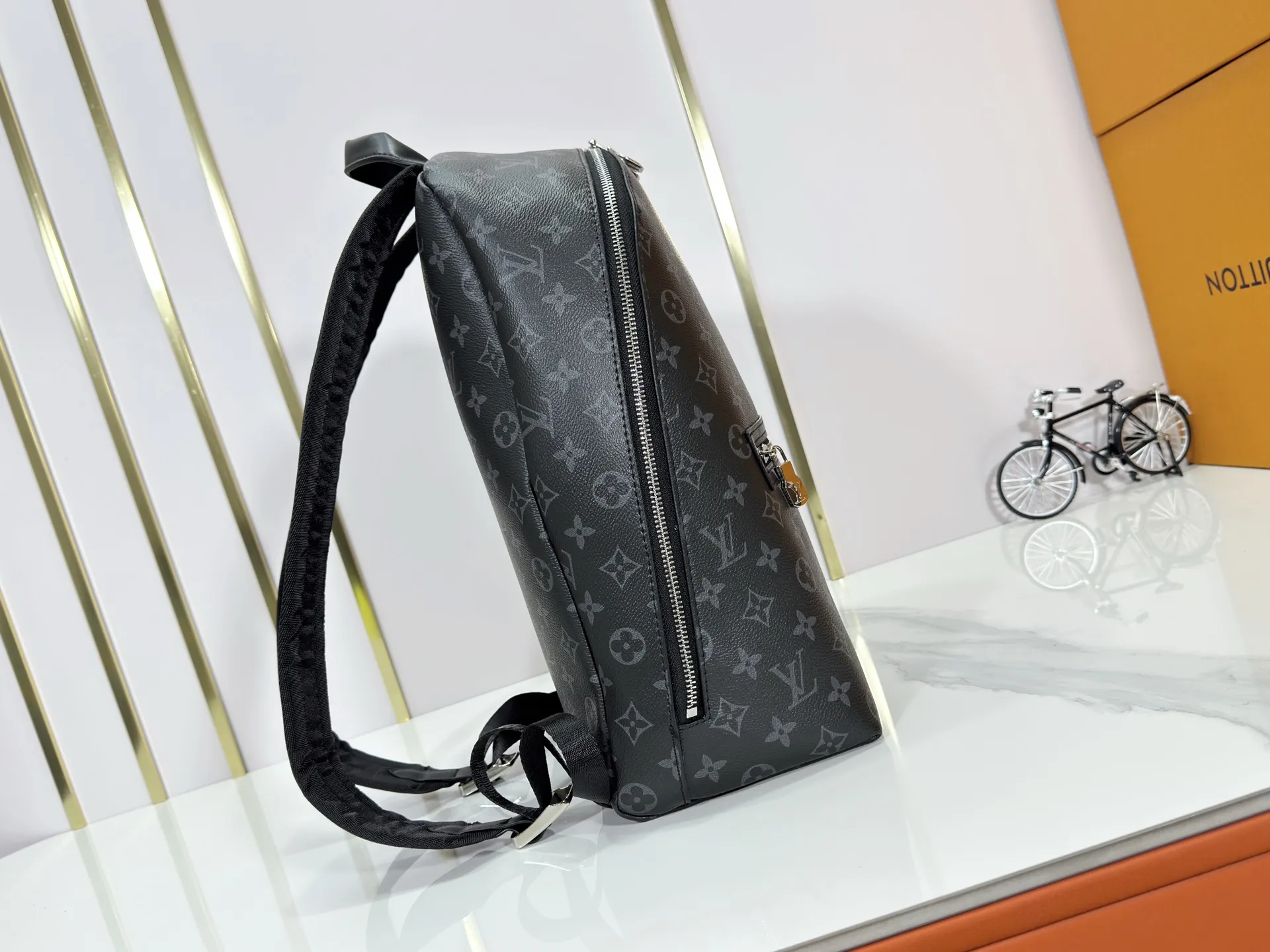 P300 upgraded original M14020 black flower. Lime green. Presbyopia. Black check This Discovery Slim double shoulder bag is made of Monogram Eclipse coated canvas. It has a compact structure and can be integrated into the laptop pocket. It can easily be used in business, leisure or leisure occasions with a trendy attitude. The adjustable shoulder straps with fabric lining enhance the comfortable carrying experience, and the zippered front pocket makes it easy to store daily necessities. Size:38x13x28cm