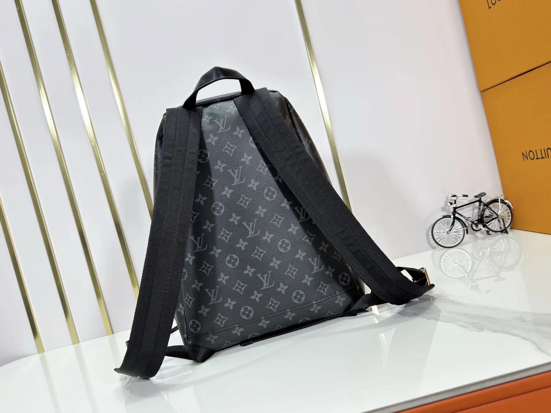 P300 upgraded original M14020 black flower. Lime green. Presbyopia. Black check This Discovery Slim double shoulder bag is made of Monogram Eclipse coated canvas. It has a compact structure and can be integrated into the laptop pocket. It can easily be used in business, leisure or leisure occasions with a trendy attitude. The adjustable shoulder straps with fabric lining enhance the comfortable carrying experience, and the zippered front pocket makes it easy to store daily necessities. Size:38x13x28cm