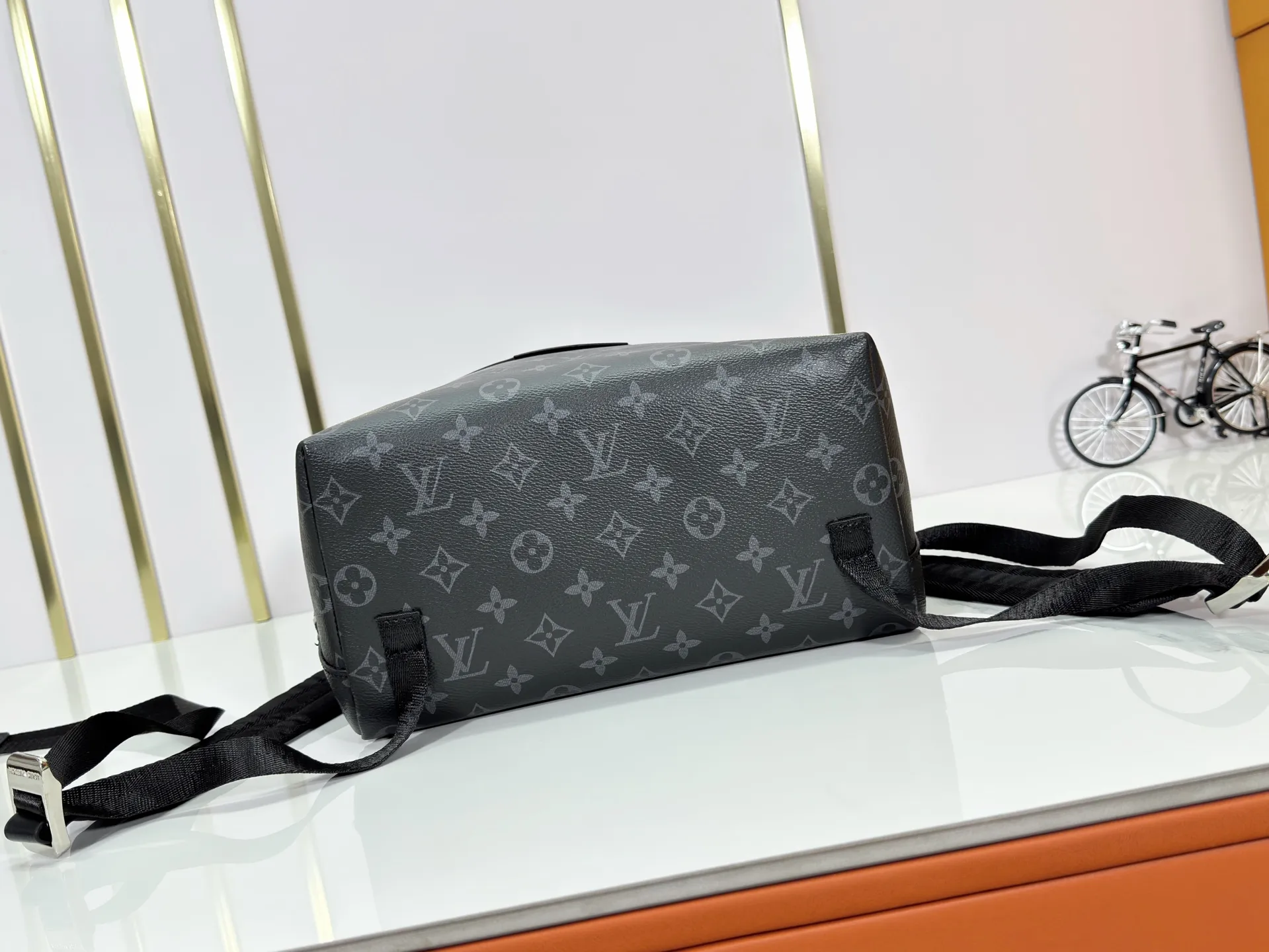 P300 upgraded original M14020 black flower. Lime green. Presbyopia. Black check This Discovery Slim double shoulder bag is made of Monogram Eclipse coated canvas. It has a compact structure and can be integrated into the laptop pocket. It can easily be used in business, leisure or leisure occasions with a trendy attitude. The adjustable shoulder straps with fabric lining enhance the comfortable carrying experience, and the zippered front pocket makes it easy to store daily necessities. Size:38x13x28cm