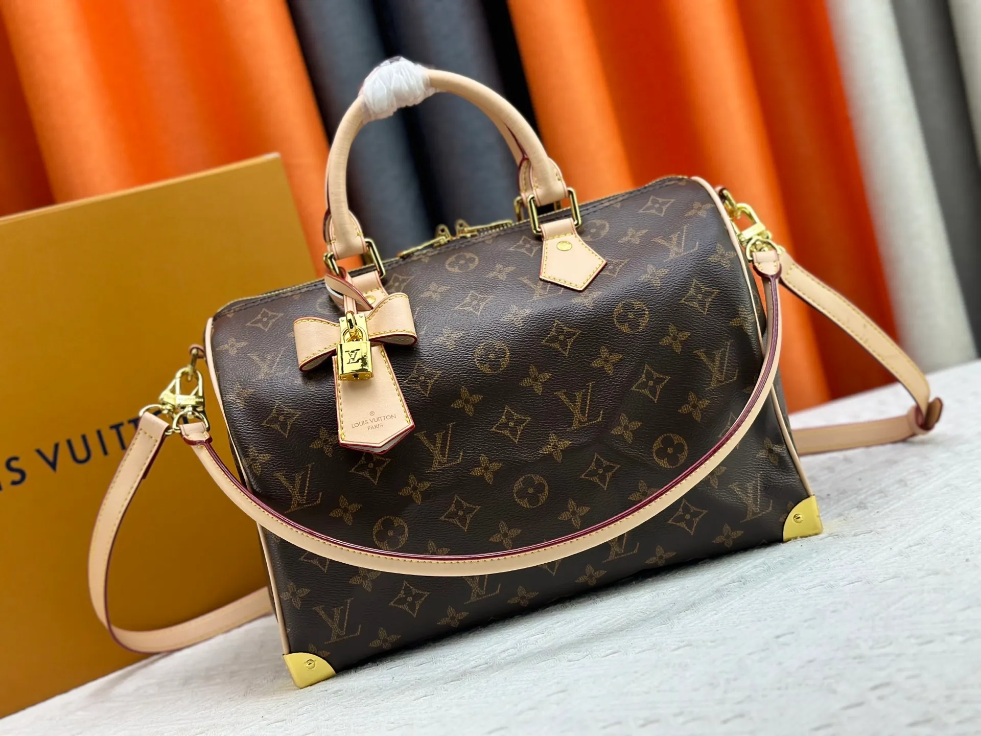 P320 Upgraded original version M13805 M13257 M40391 LV Murakami Takashi co-branded NANOSPEEDY handbag This Nano Speedy handbag combines Monogram canvas and cow leather trim printing, with 33 colorful interpretations of white, three-color and black three-color. It has been launched in twelve sections and is very popular around the world and is loved by celebrities. 30.0 x 21.0 x 17.0 cm