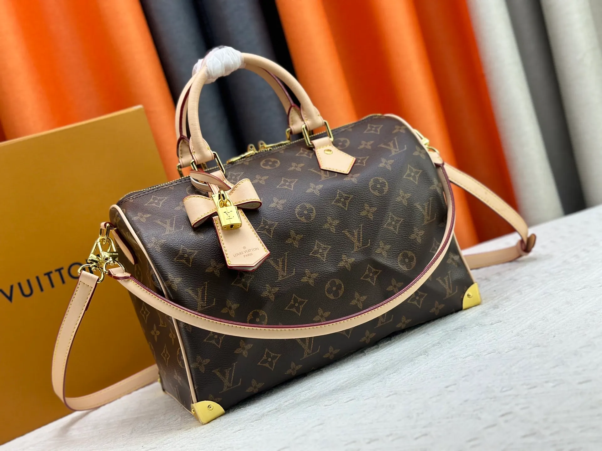 P320 Upgraded original version M13805 M13257 M40391 LV Murakami Takashi co-branded NANOSPEEDY handbag This Nano Speedy handbag combines Monogram canvas and cow leather trim printing, with 33 colorful interpretations of white, three-color and black three-color. It has been launched in twelve sections and is very popular around the world and is loved by celebrities. 30.0 x 21.0 x 17.0 cm