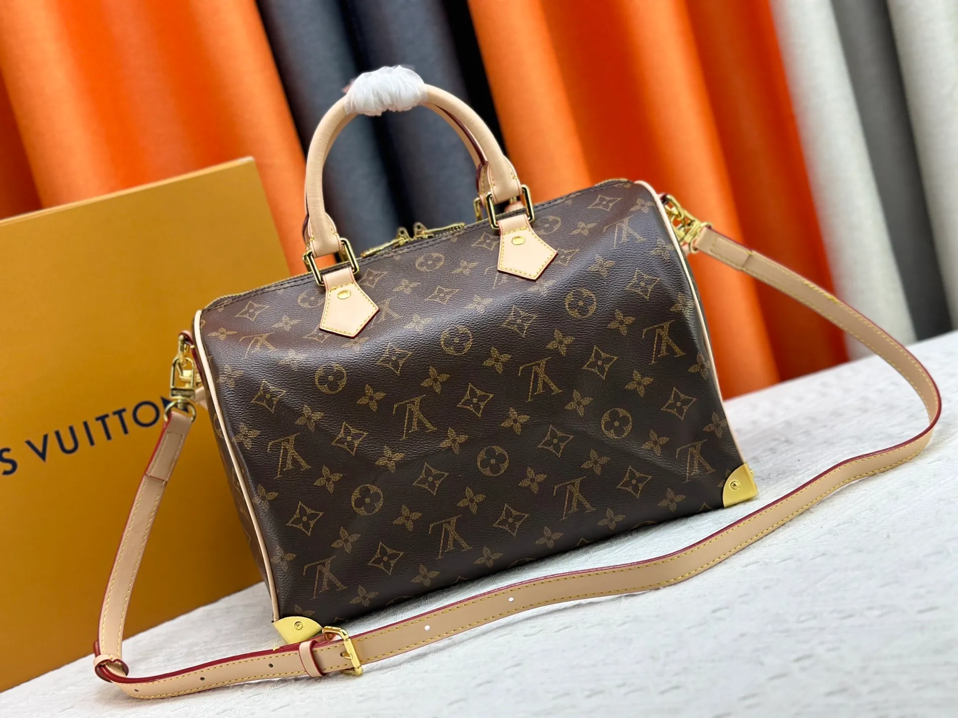P320 Upgraded original version M13805 M13257 M40391 LV Murakami Takashi co-branded NANOSPEEDY handbag This Nano Speedy handbag combines Monogram canvas and cow leather trim printing, with 33 colorful interpretations of white, three-color and black three-color. It has been launched in twelve sections and is very popular around the world and is loved by celebrities. 30.0 x 21.0 x 17.0 cm