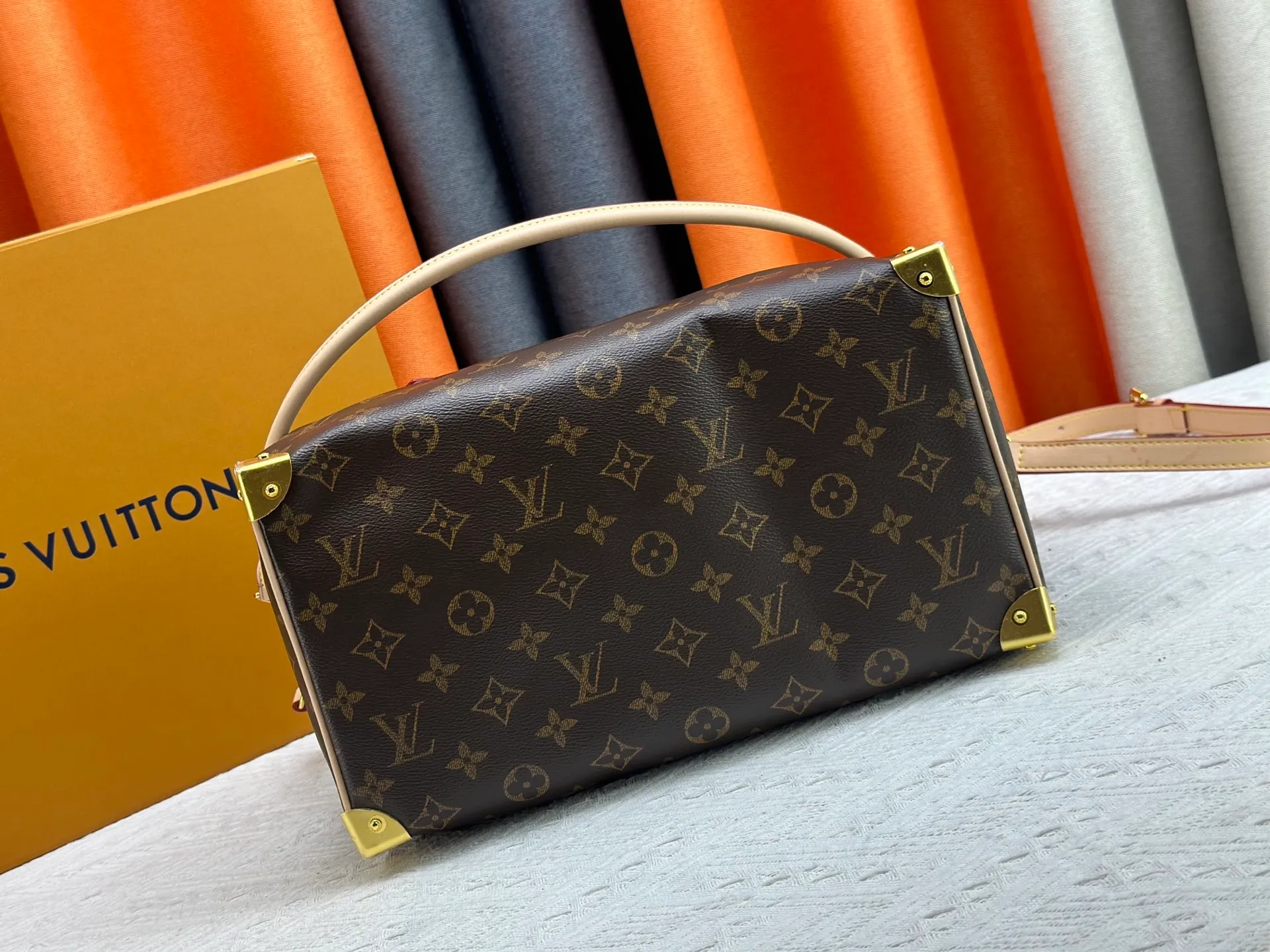 P320 Upgraded original version M13805 M13257 M40391 LV Murakami Takashi co-branded NANOSPEEDY handbag This Nano Speedy handbag combines Monogram canvas and cow leather trim printing, with 33 colorful interpretations of white, three-color and black three-color. It has been launched in twelve sections and is very popular around the world and is loved by celebrities. 30.0 x 21.0 x 17.0 cm