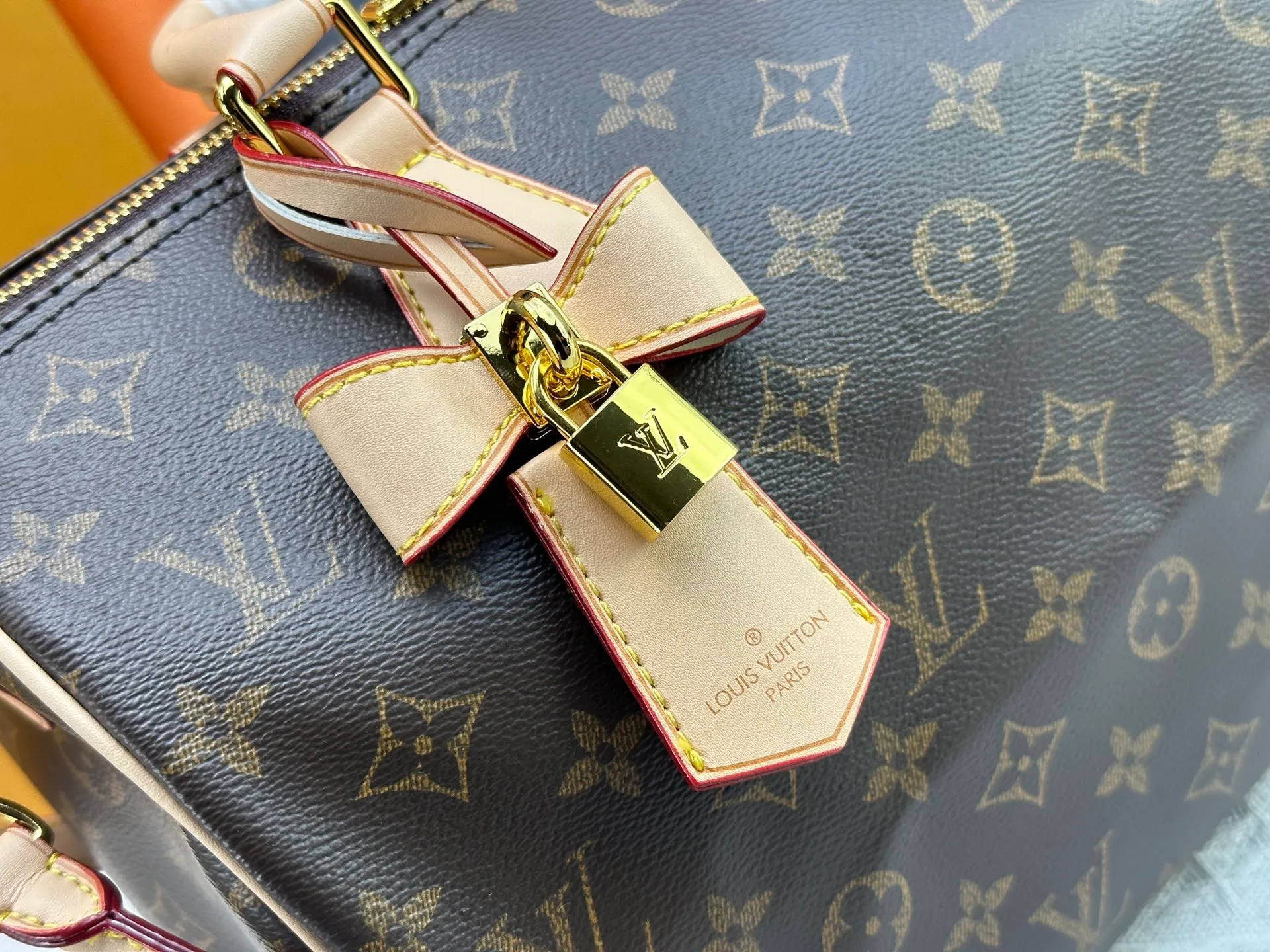 P320 Upgraded original version M13805 M13257 M40391 LV Murakami Takashi co-branded NANOSPEEDY handbag This Nano Speedy handbag combines Monogram canvas and cow leather trim printing, with 33 colorful interpretations of white, three-color and black three-color. It has been launched in twelve sections and is very popular around the world and is loved by celebrities. 30.0 x 21.0 x 17.0 cm