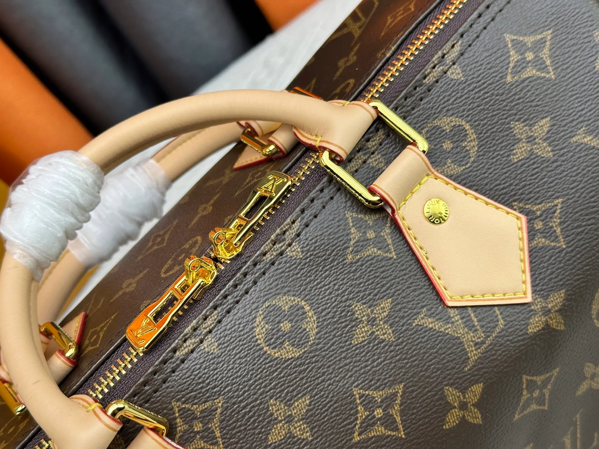 P320 Upgraded original version M13805 M13257 M40391 LV Murakami Takashi co-branded NANOSPEEDY handbag This Nano Speedy handbag combines Monogram canvas and cow leather trim printing, with 33 colorful interpretations of white, three-color and black three-color. It has been launched in twelve sections and is very popular around the world and is loved by celebrities. 30.0 x 21.0 x 17.0 cm