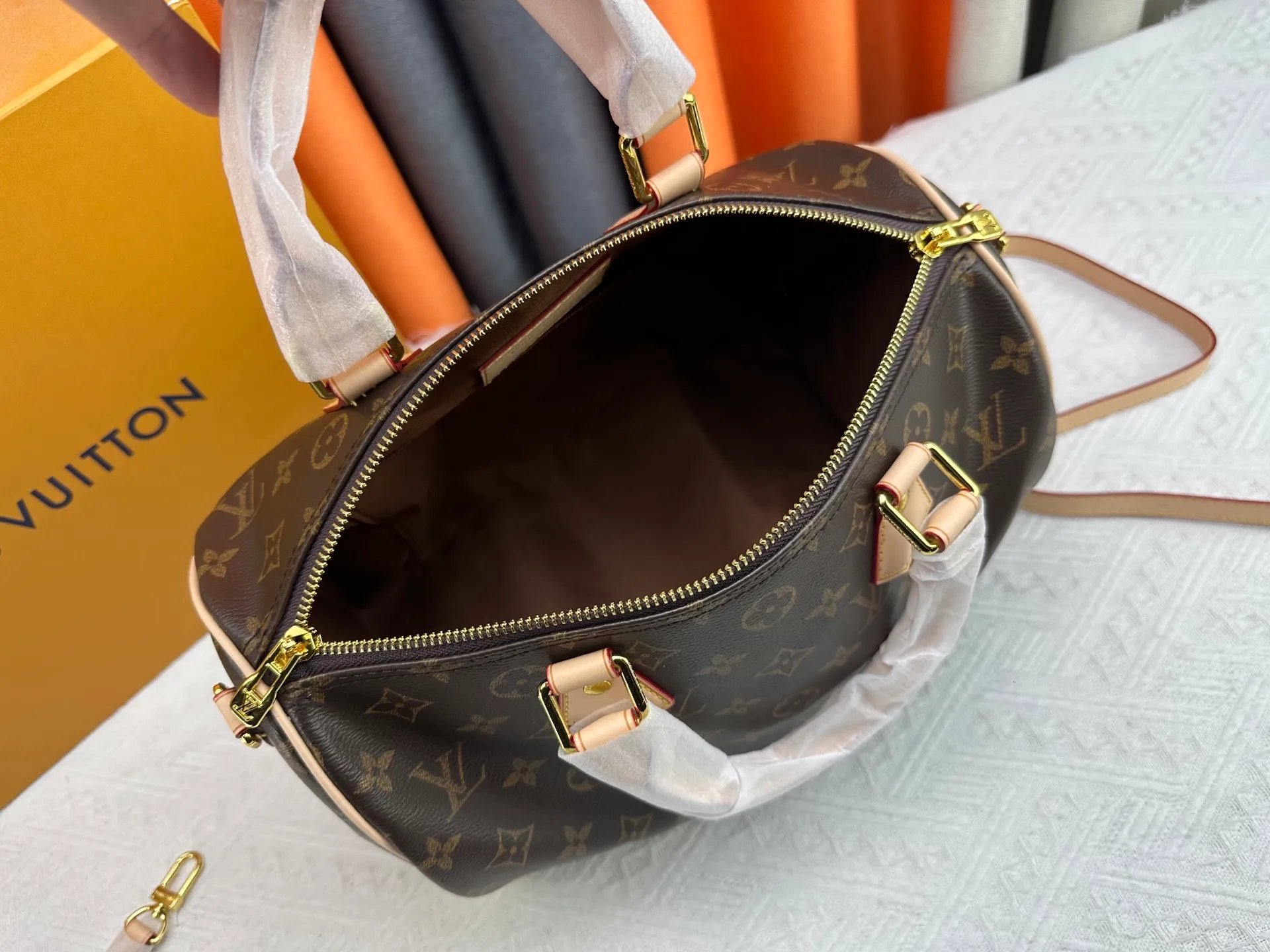 P320 Upgraded original version M13805 M13257 M40391 LV Murakami Takashi co-branded NANOSPEEDY handbag This Nano Speedy handbag combines Monogram canvas and cow leather trim printing, with 33 colorful interpretations of white, three-color and black three-color. It has been launched in twelve sections and is very popular around the world and is loved by celebrities. 30.0 x 21.0 x 17.0 cm