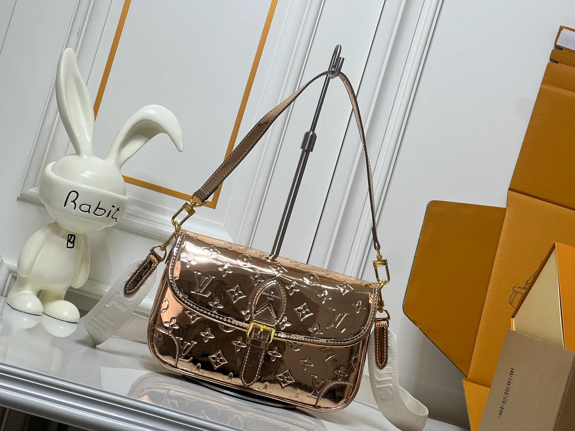 Batch 280💰Upgraded original M45985 M45988 Gold Silver This Diane handbag is classic Monogram cow leather trim and dazzling metal parts, with modern touches to interpret the new season interest. The zippered interior pocket keeps valuables secure, and the removable leather shoulder strap allows for a variety of carrying options. Dimensions: 24.0 x 15.0 x 9.0 cm (length x height x width)