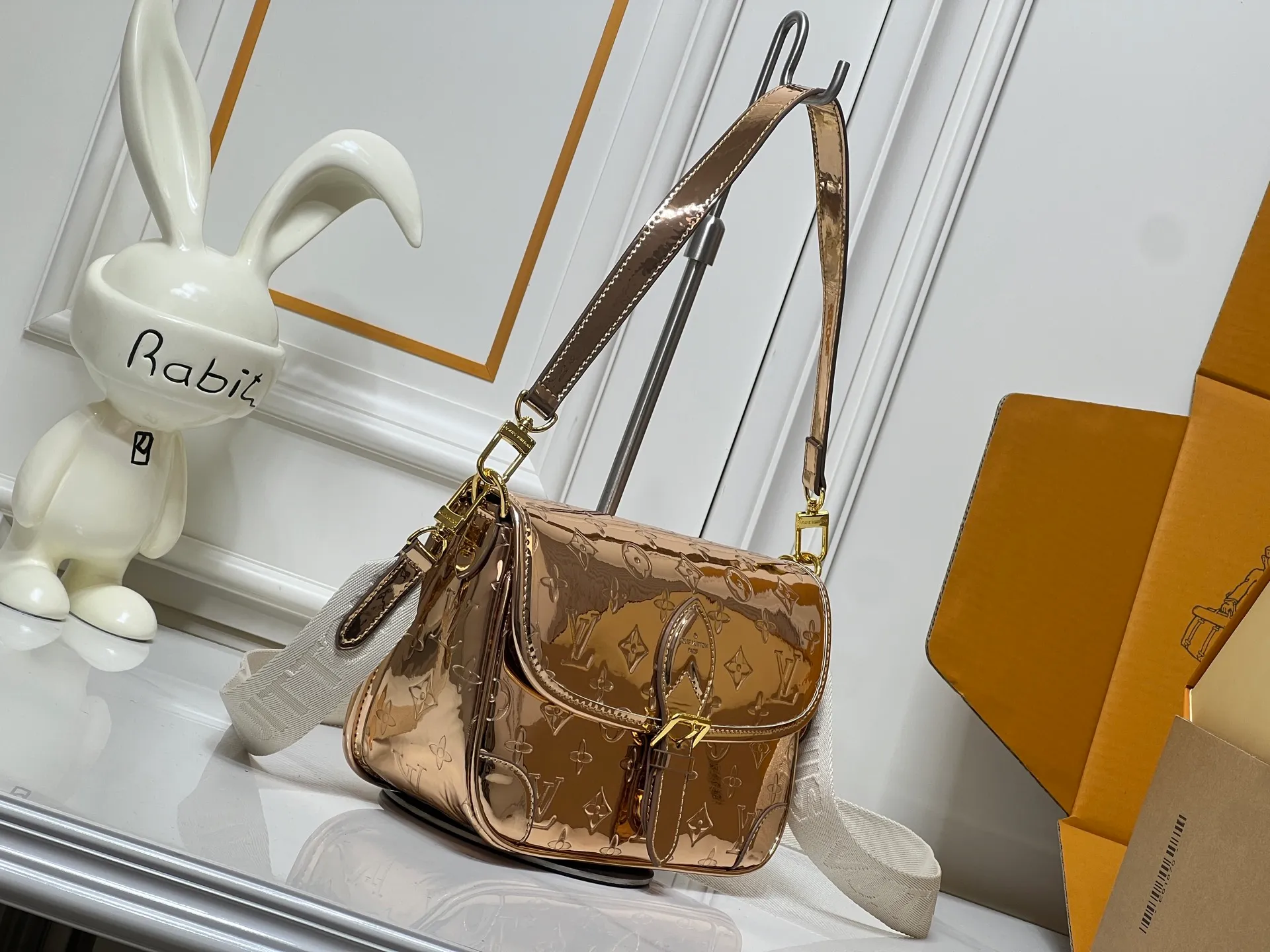 Batch 280💰Upgraded original M45985 M45988 Gold Silver This Diane handbag is classic Monogram cow leather trim and dazzling metal parts, with modern touches to interpret the new season interest. The zippered interior pocket keeps valuables secure, and the removable leather shoulder strap allows for a variety of carrying options. Dimensions: 24.0 x 15.0 x 9.0 cm (length x height x width)