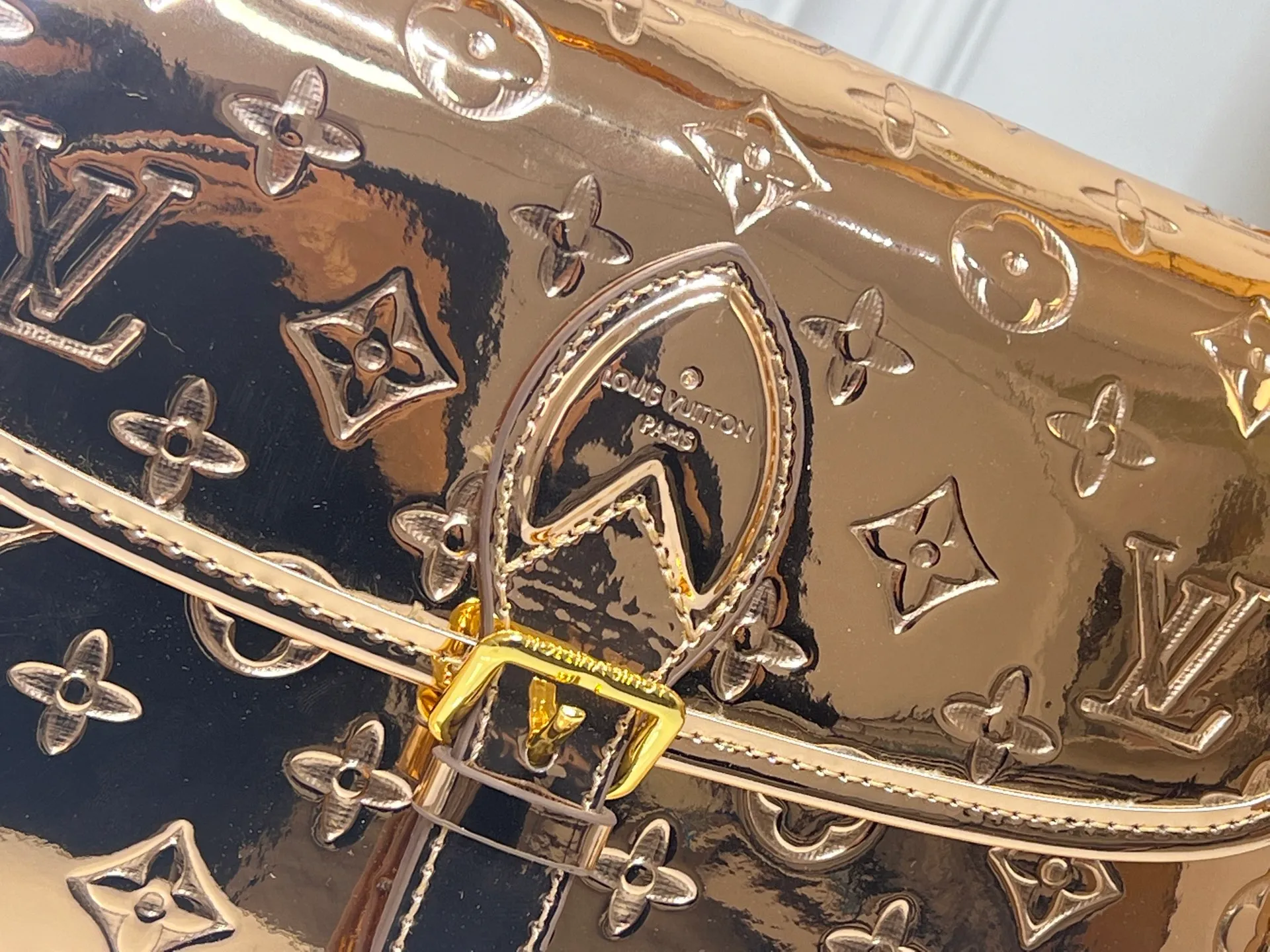 Batch 280💰Upgraded original M45985 M45988 Gold Silver This Diane handbag is classic Monogram cow leather trim and dazzling metal parts, with modern touches to interpret the new season interest. The zippered interior pocket keeps valuables secure, and the removable leather shoulder strap allows for a variety of carrying options. Dimensions: 24.0 x 15.0 x 9.0 cm (length x height x width)