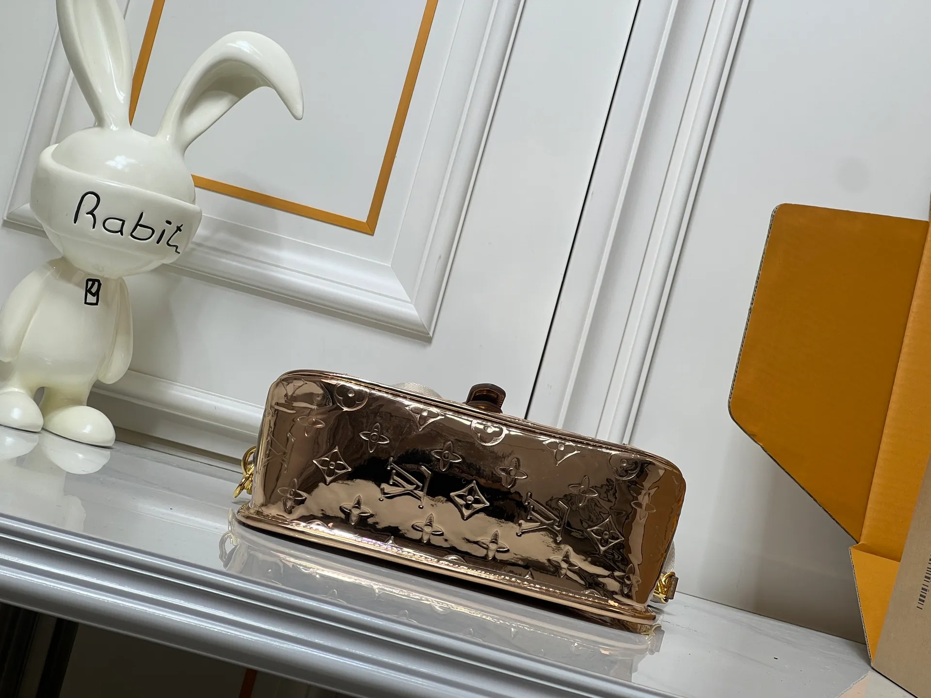 Batch 280💰Upgraded original M45985 M45988 Gold Silver This Diane handbag is classic Monogram cow leather trim and dazzling metal parts, with modern touches to interpret the new season interest. The zippered interior pocket keeps valuables secure, and the removable leather shoulder strap allows for a variety of carrying options. Dimensions: 24.0 x 15.0 x 9.0 cm (length x height x width)